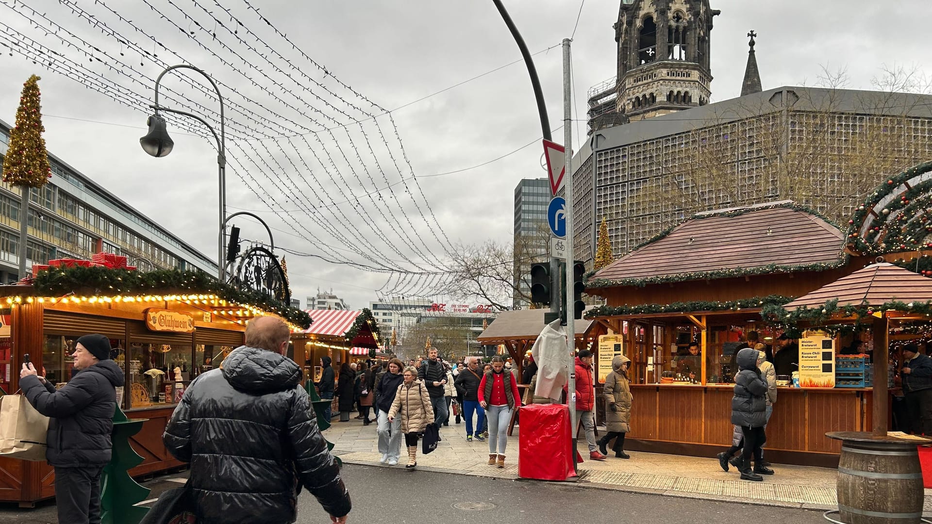 Der Berliner Breitscheidplatz: Durch genau diese Gasse des Weihnachtsmarkts steuerte Terrorist Anis Amri vor acht Jahren einen gekaperten Lkw und tötete 13 Menschen.