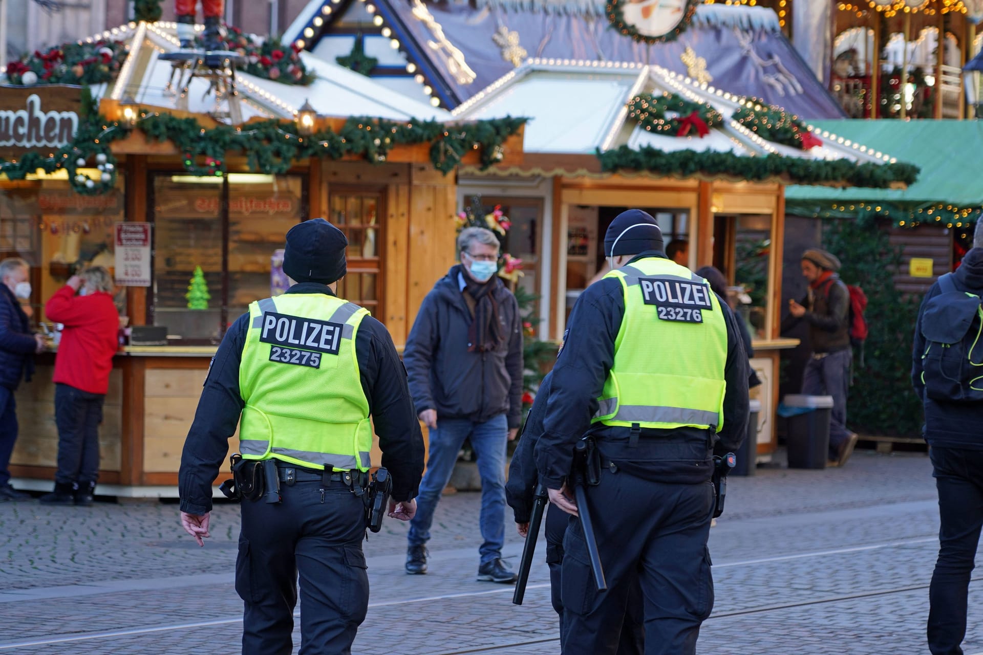 Polizei auf einem Weihnachtsmarkt (Symbolbild): Der Mann wurde festgenommen.