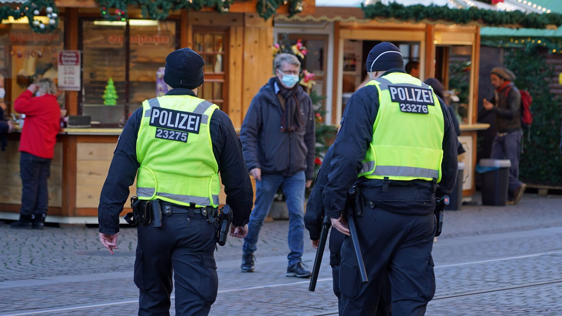 Polizei auf einem Weihnachtsmarkt (Symbolbild): Der Mann wurde festgenommen.