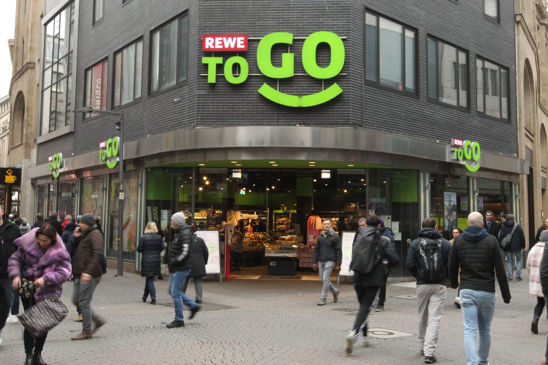 Rewe in der Trankgasse in Köln: An manchen Standorten können Kunden auch am 1. und 2. Weihnachtsfeiertag einkaufen.