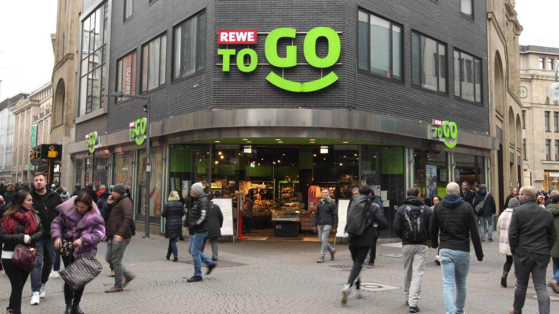 Rewe in der Trankgasse in Köln: An manchen Standorten können Kunden auch am 1. und 2. Weihnachtsfeiertag einkaufen.