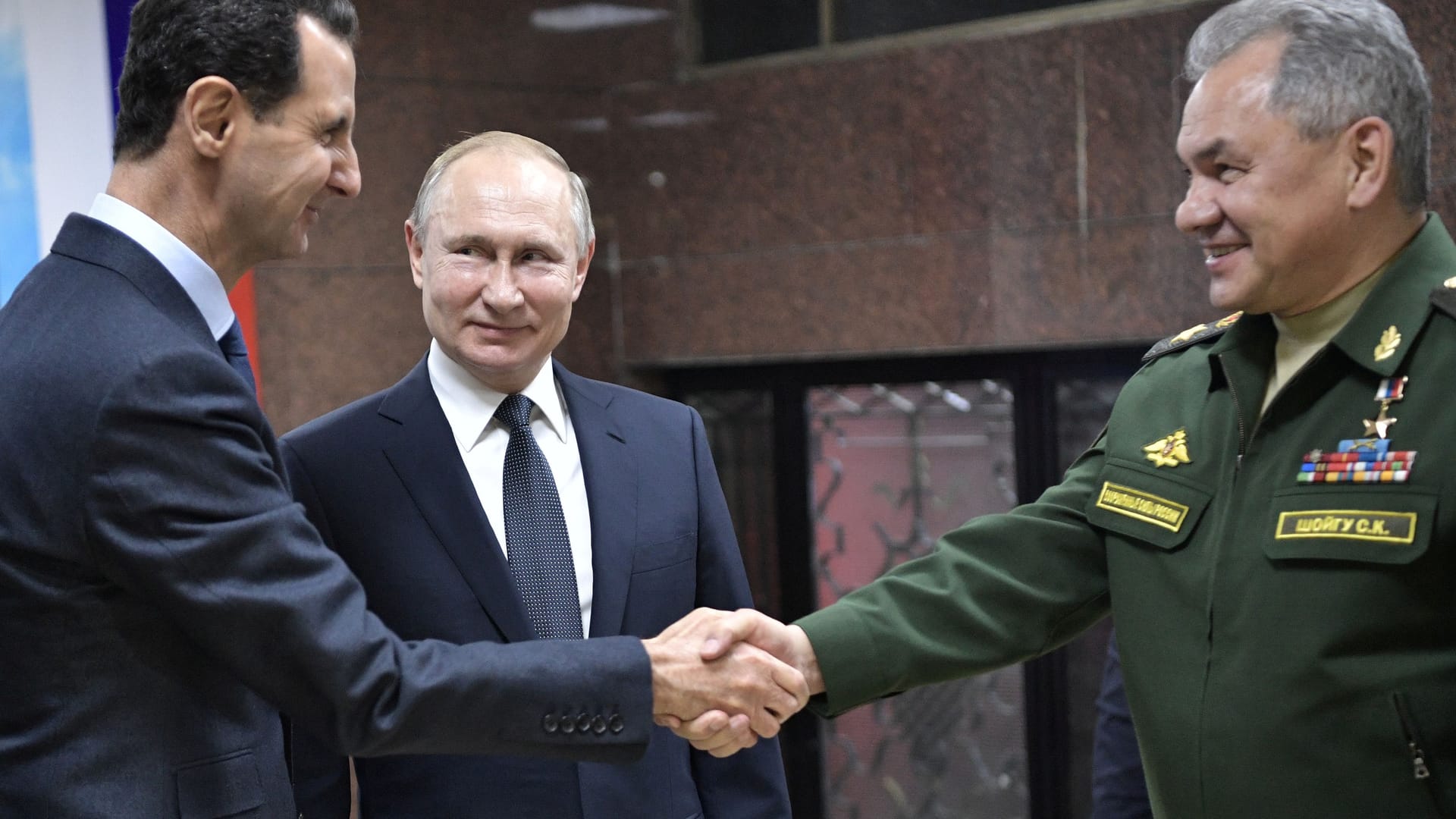 Diktatorenrunde: Wladimir Putin (M.) und Syriens gestürzter Machthaber Baschar- al-Assad (l.) mit Russlands Verteidigungsminister Sergei Schoigu (Archivbild).