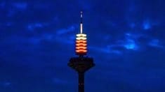 Der Fernsehturm in Frankfurt (Archivfoto): Während der Adventszeit wird er in den Farben einer Adventskerze beleuchtet.