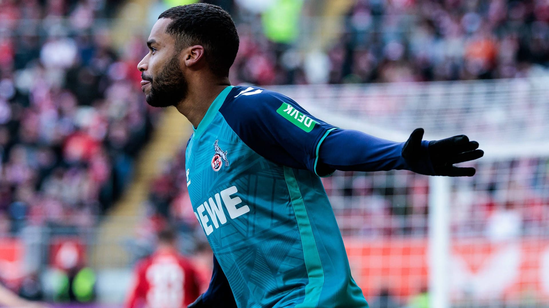 Linton Maina jubelt: Der "Effzeh" ist Erster in der 2. Bundesliga.