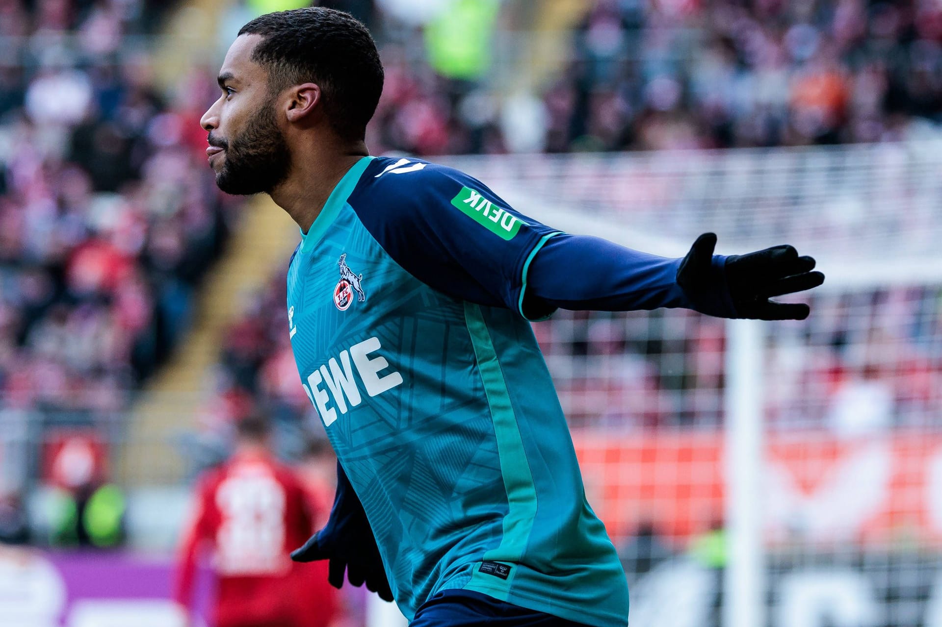 Linton Maina jubelt: Der "Effzeh" ist Erster in der 2. Bundesliga.