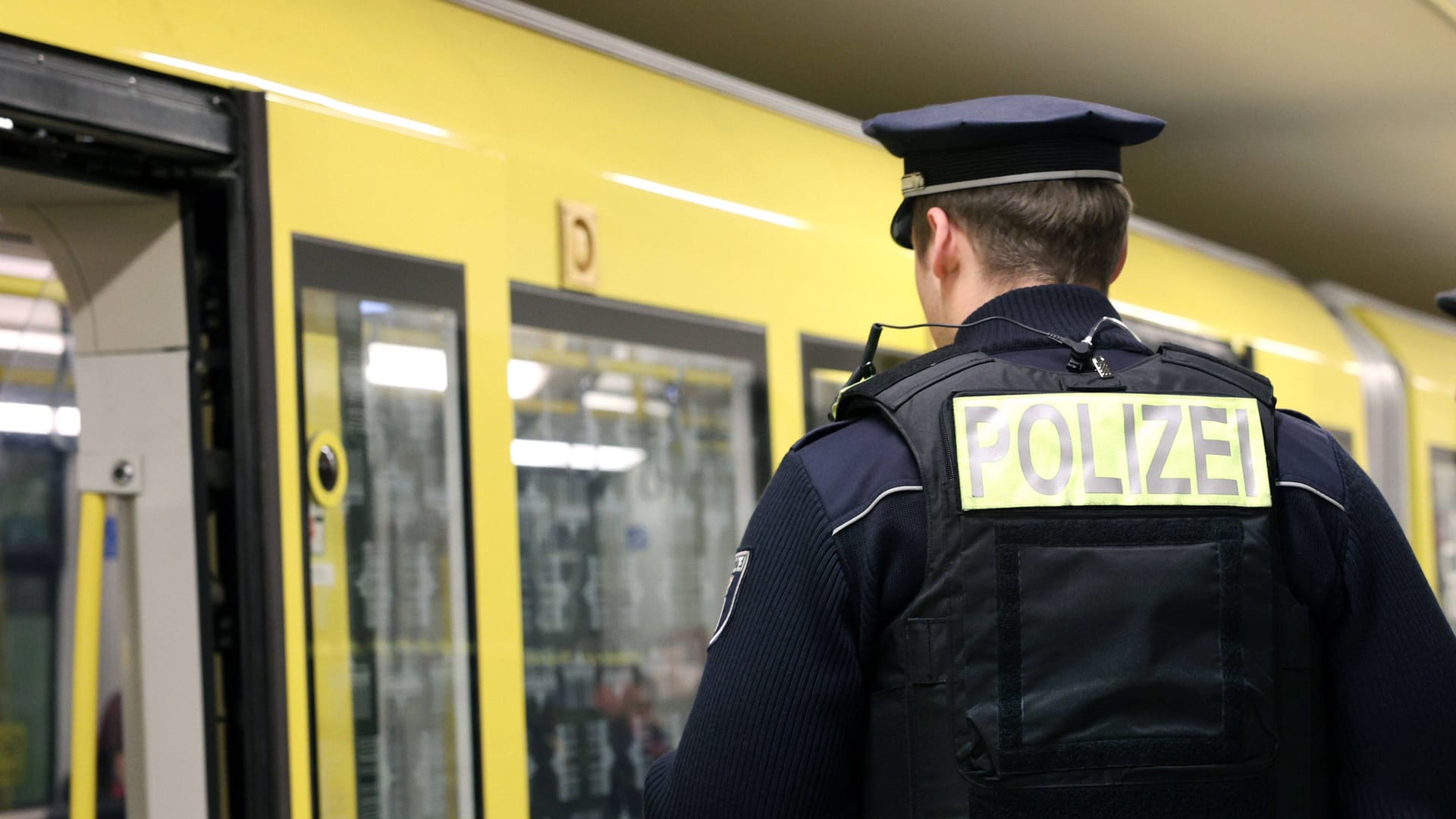 Ein Polizist an einem Berliner U-Bahnhof (Symbolbild): Der Berliner Künstler Zefanias M. hat das Land Berlin aufgrund von mutmaßlicher Polizeigewalt verklagt.