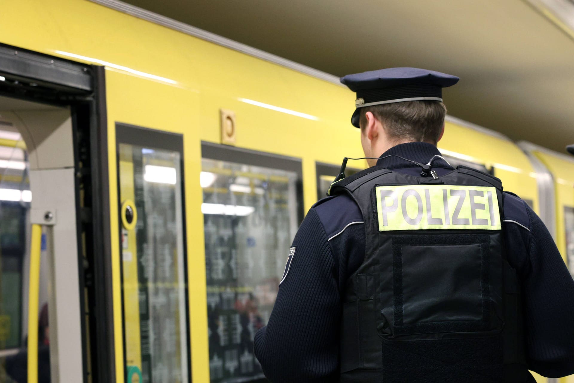 Ein Polizist an einem Berliner U-Bahnhof (Symbolbild): Der Berliner Künstler Zefanias M. hat das Land Berlin aufgrund von mutmaßlicher Polizeigewalt verklagt.