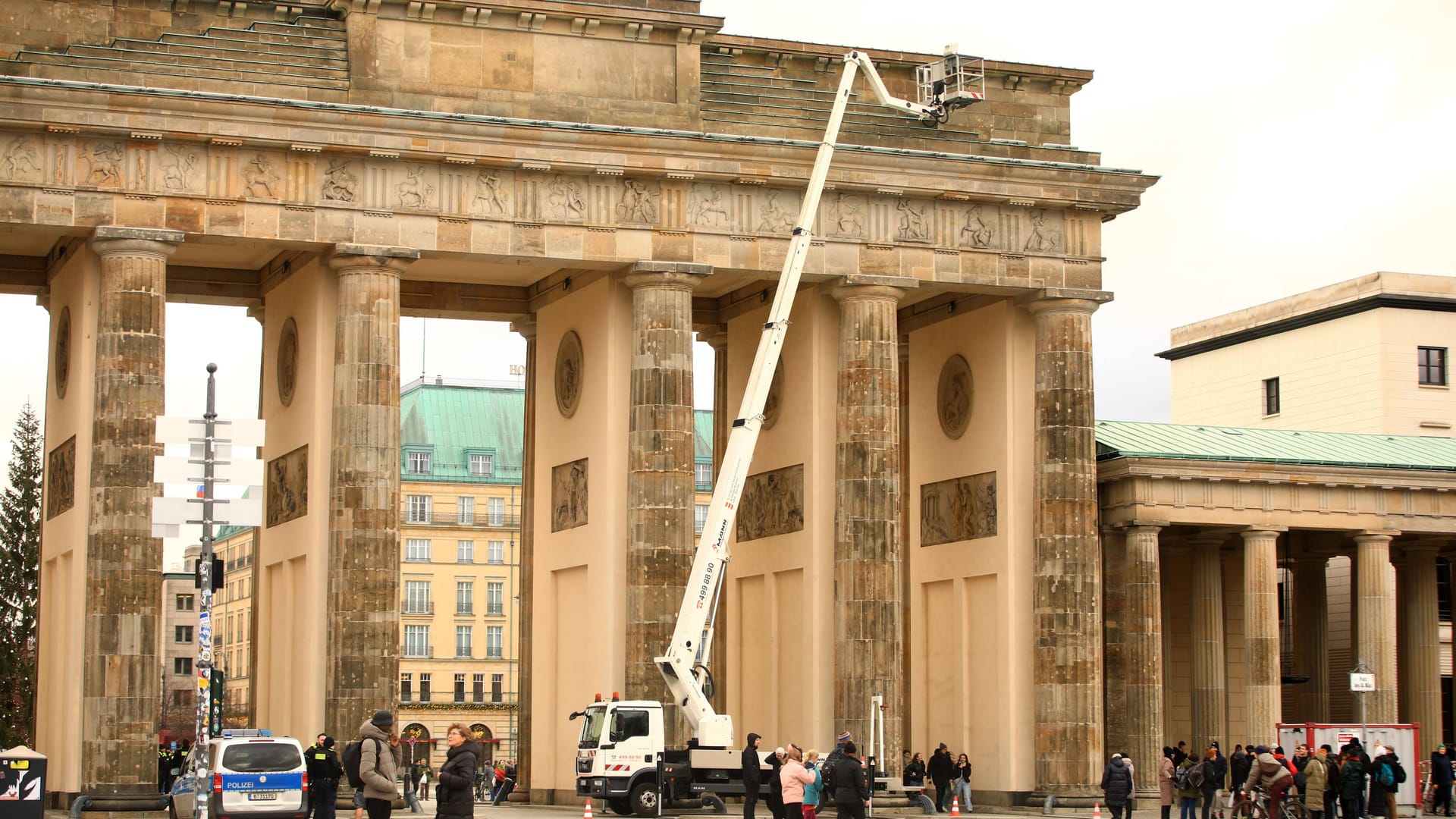 Die Rückseite vom Brandenburger Tor (Archivbild): Hier kamen die Aktivisten auf das Wahrzeichen.