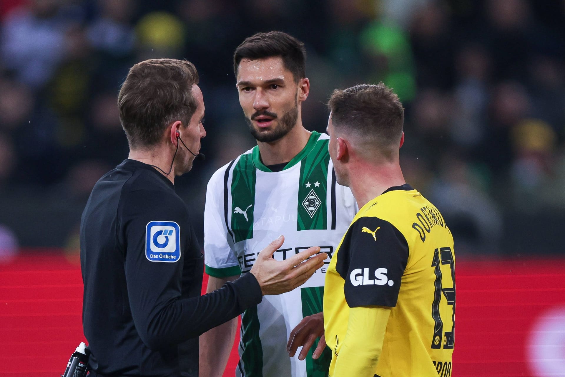 Tobias Stieler (l.): Der Schiedsrichter sprach mit allen Beteiligten über die Aufreger.