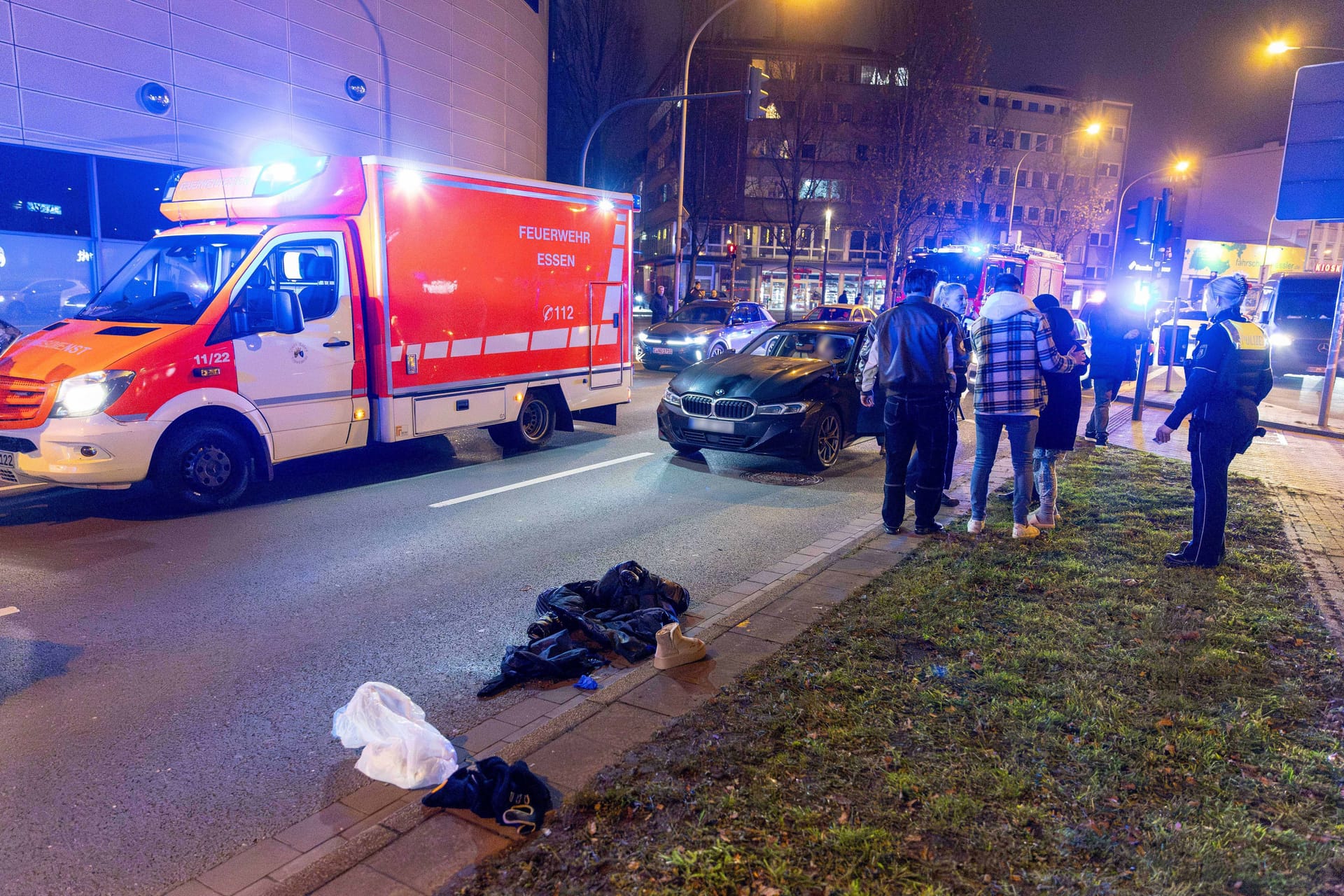 Am Limbecker Platz ist eine Frau von einem Auto angefahren und verletzt worden.