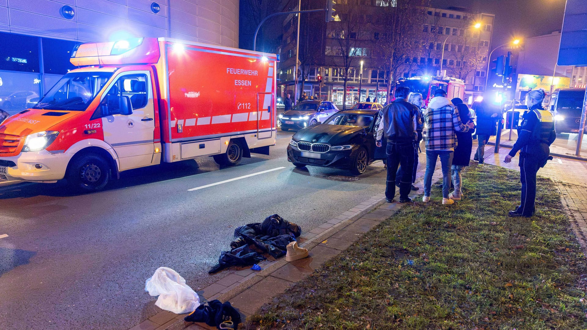 Am Limbecker Platz ist eine Frau von einem Auto angefahren und verletzt worden.