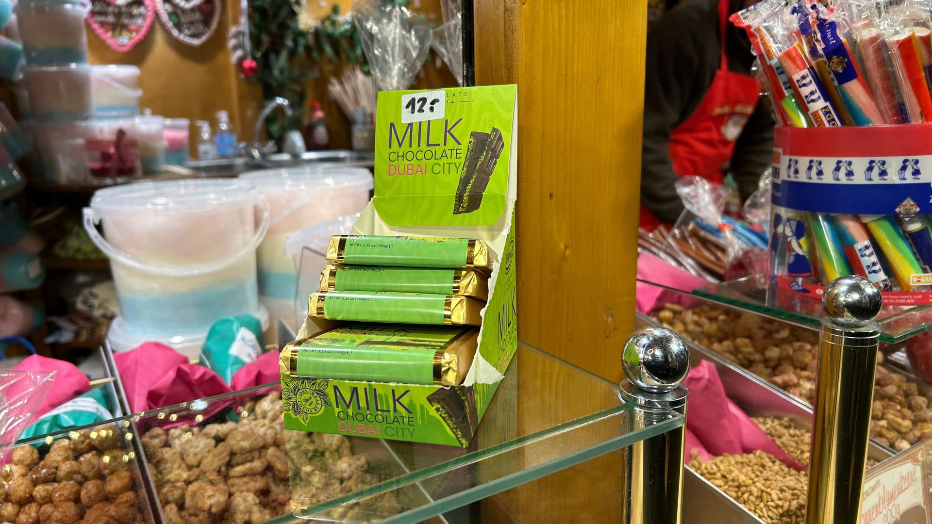 Dubai-Schokolade auf dem Braunschweiger Weihnachtsmarkt: Auch die klassischen 100-Gramm-Tafeln sind zu finden.