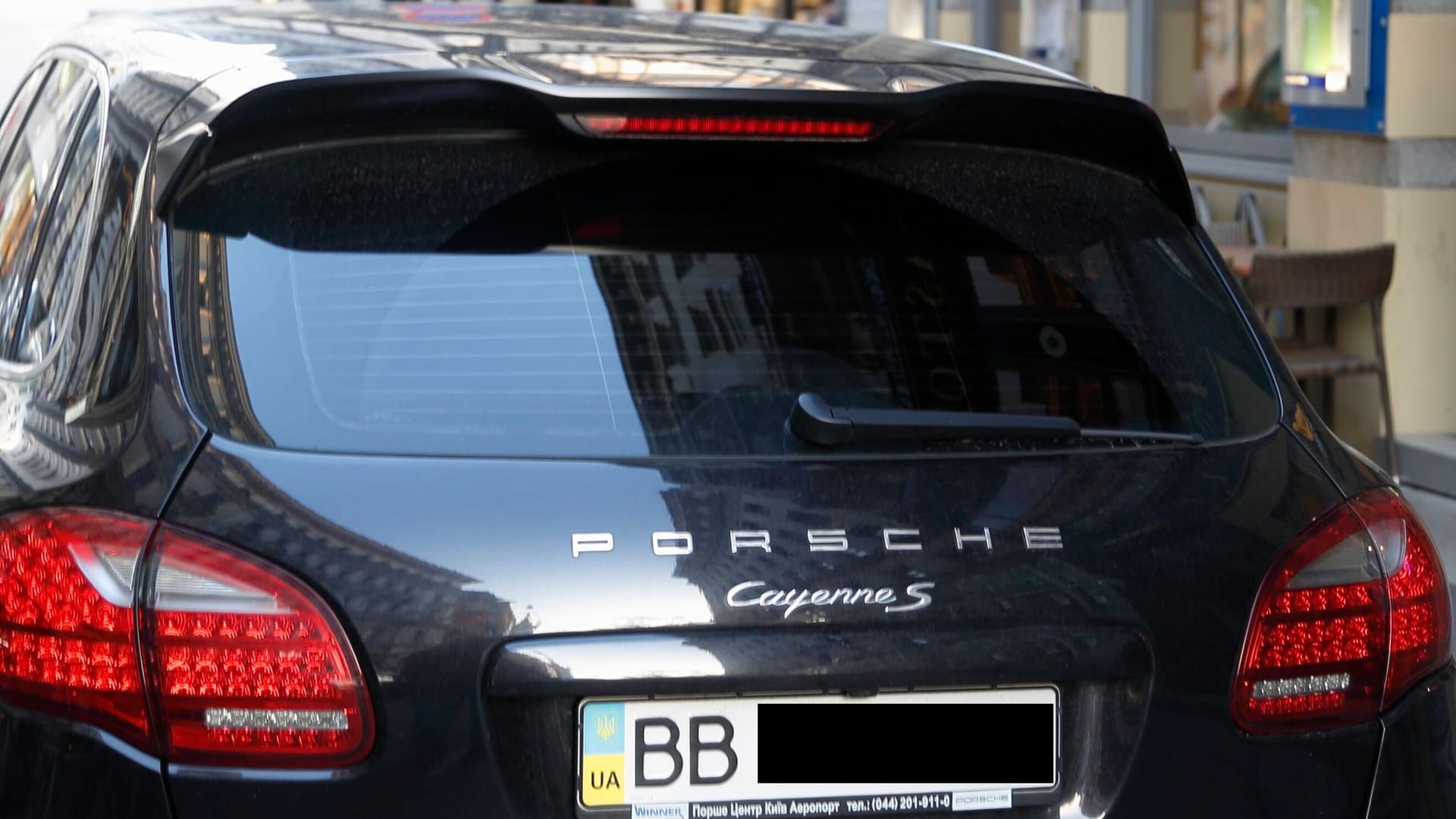 Ein Porsche mit ukrainischem Kennzeichen steht in Wien (Archivbild).