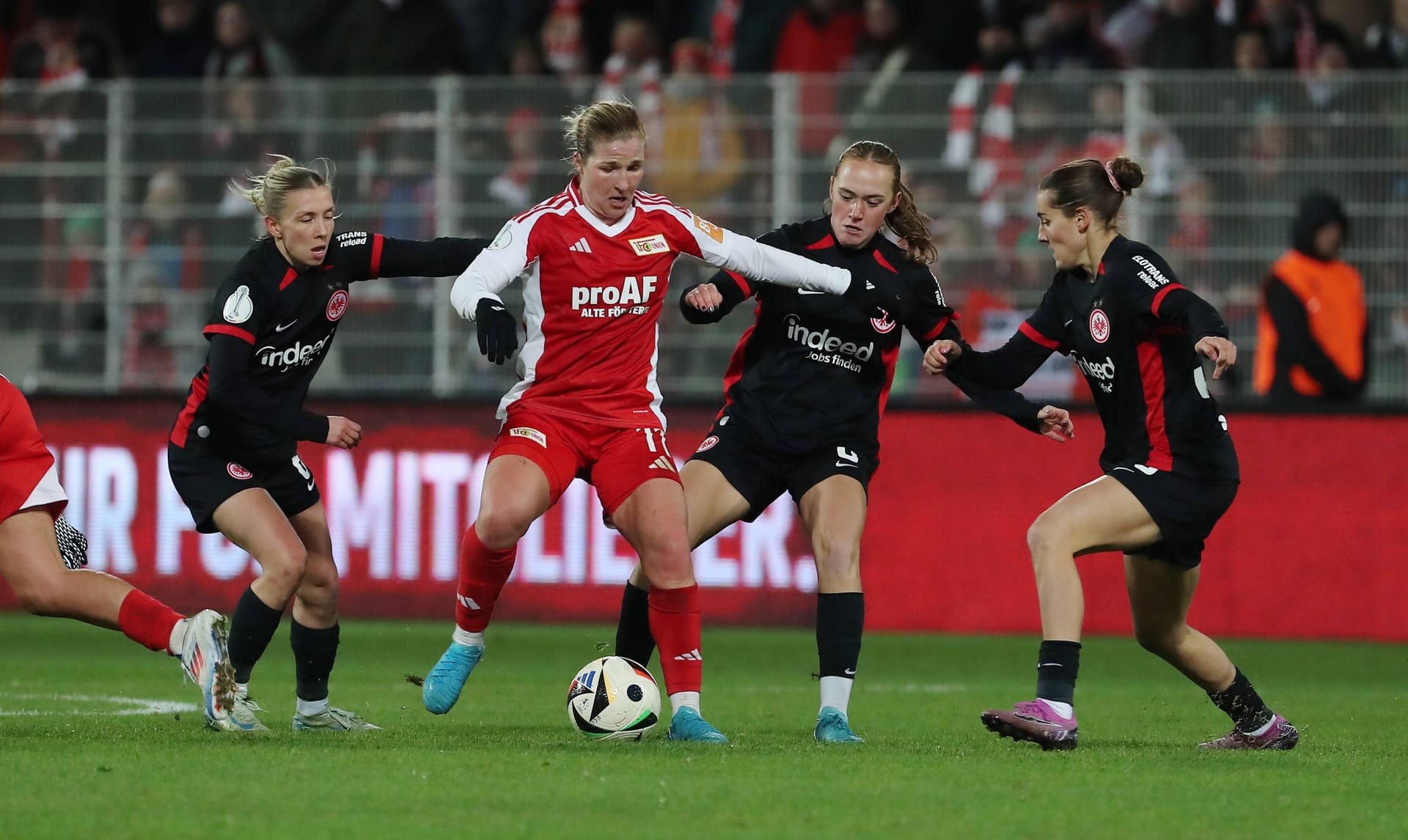 Elisa Senß, Dina Orschmann (am Ball), Lisanne Gräwe und Carlotta Wamser (v. l. n. r.): Die Frankfurterinnen setzten sich im Pokal spät durch.