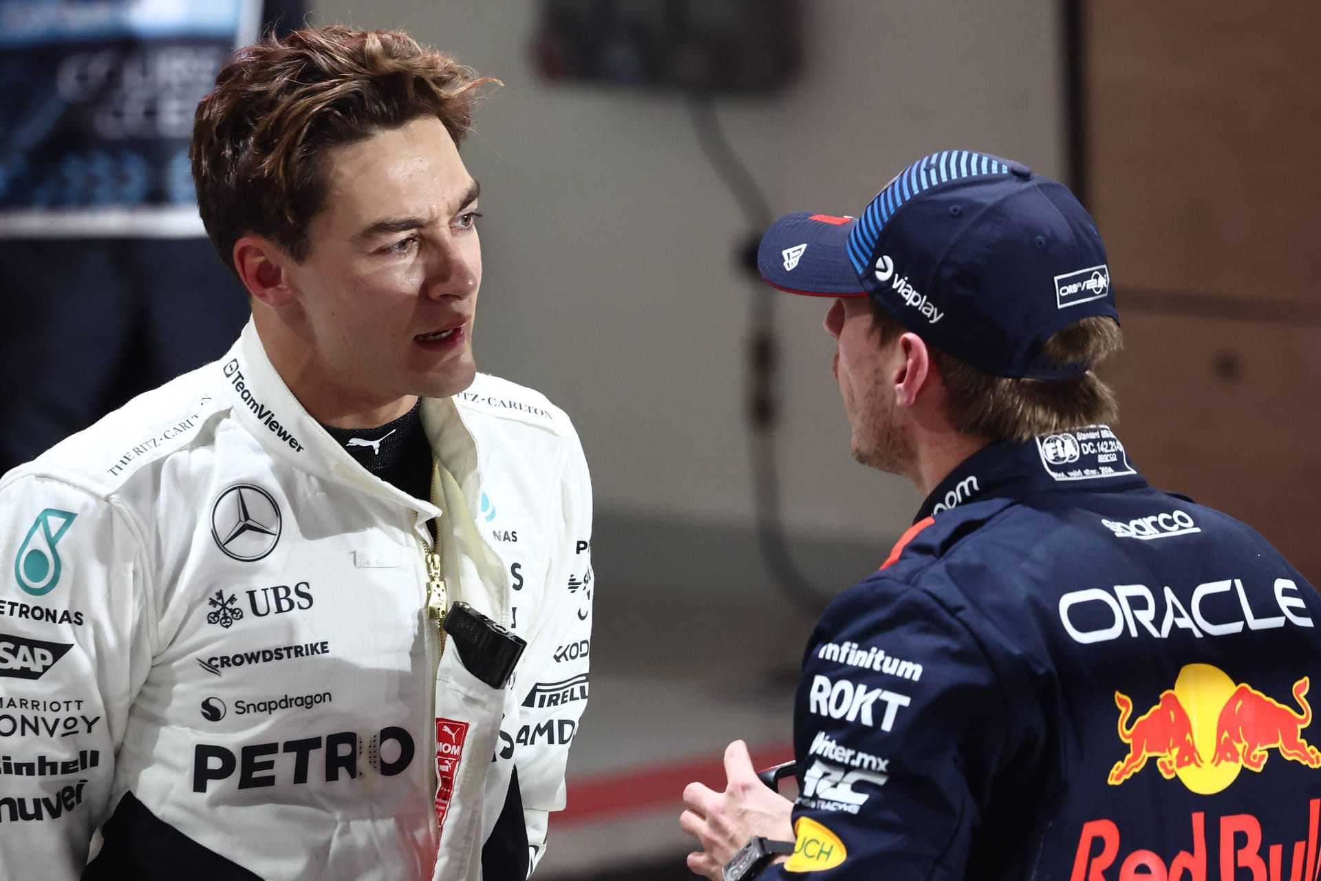 George Russell (links) und Max Verstappen: Die beiden Fahrer liefern sich eine öffentliche Schlammschlacht.