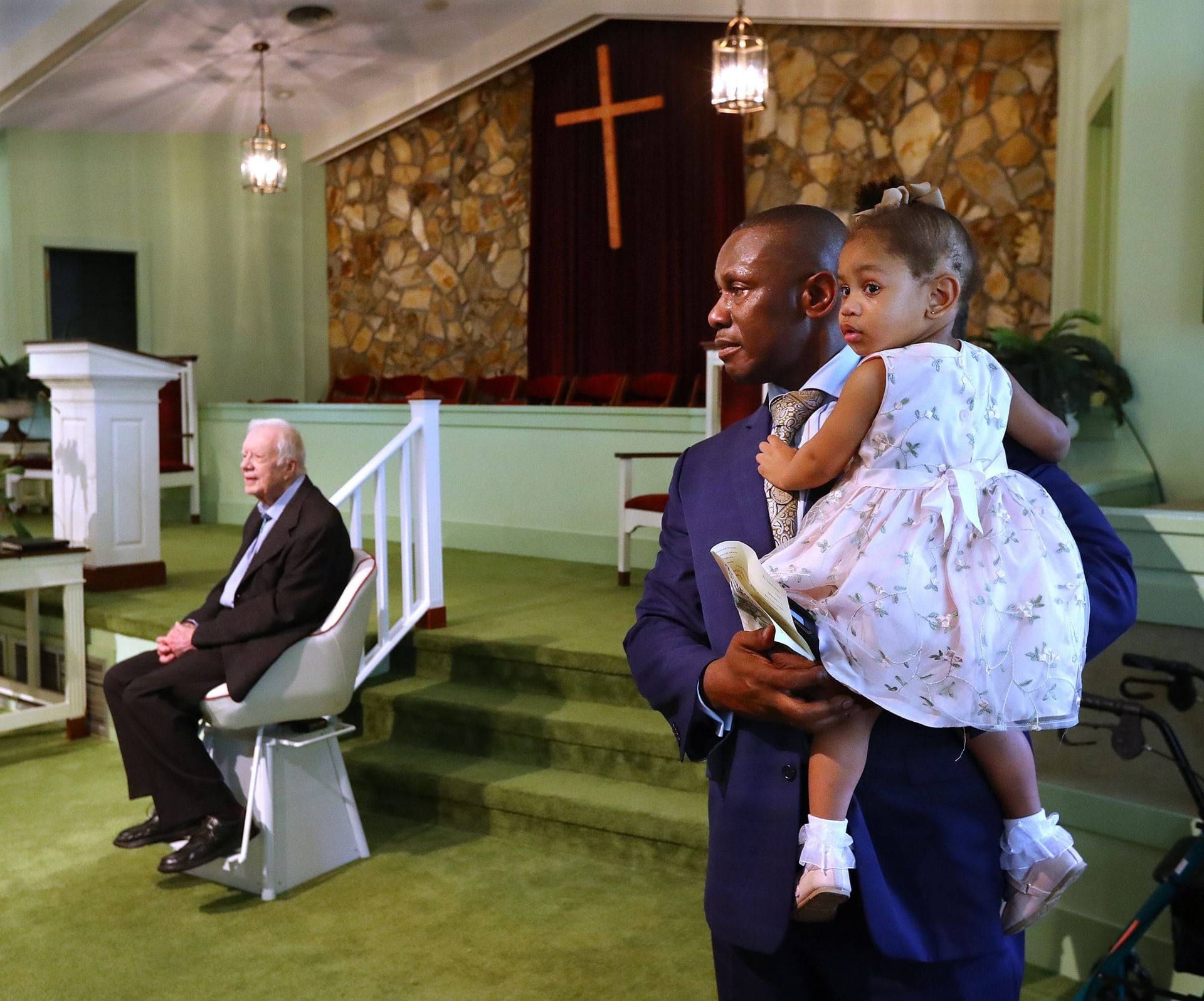 Carter im Jahr 2019 beim Besuch einer afroamerikanischen Baptistengemeinde. Besonders bei der schwarzen US-Bevölkerung sammelte der Ex-Präsident große Sympathien.