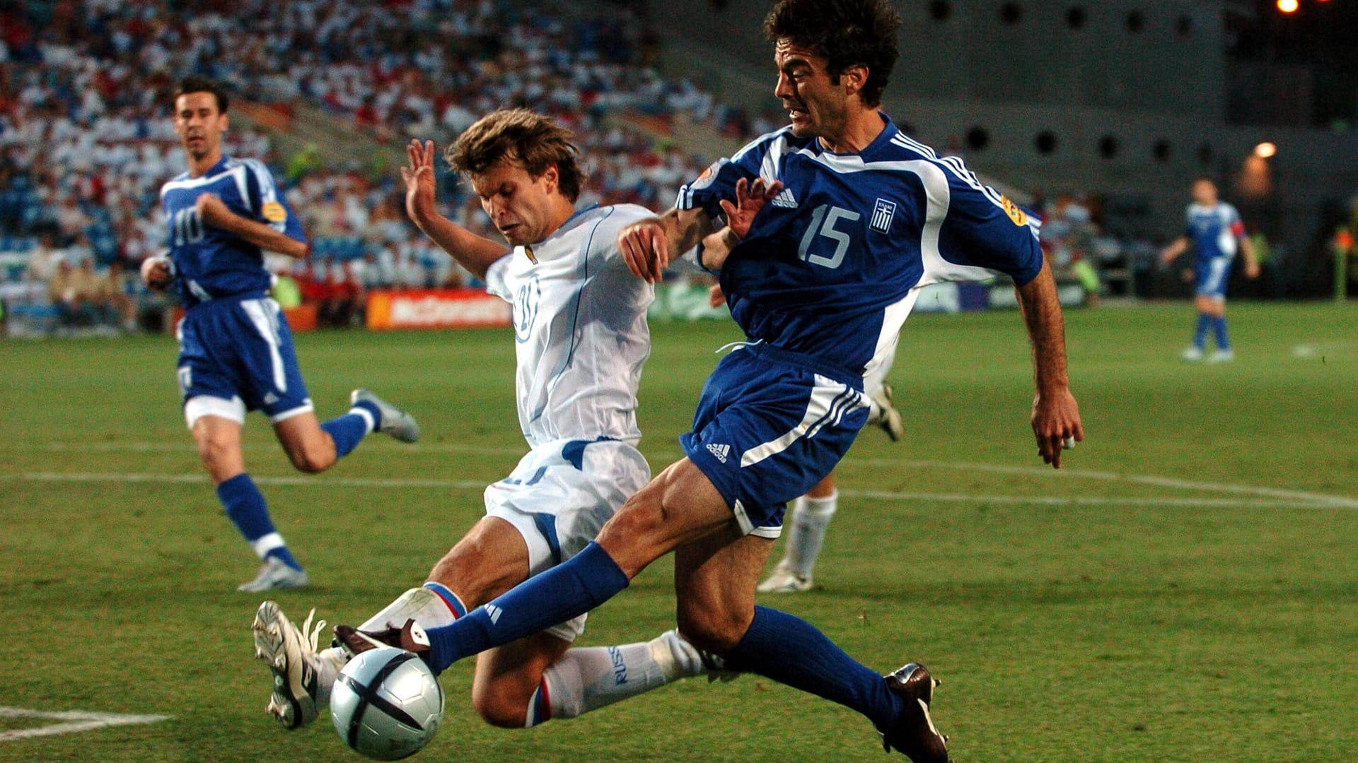 Aleksey Bugaev (l.) im EM-Spiel Russlands gegen Griechenland 2004.