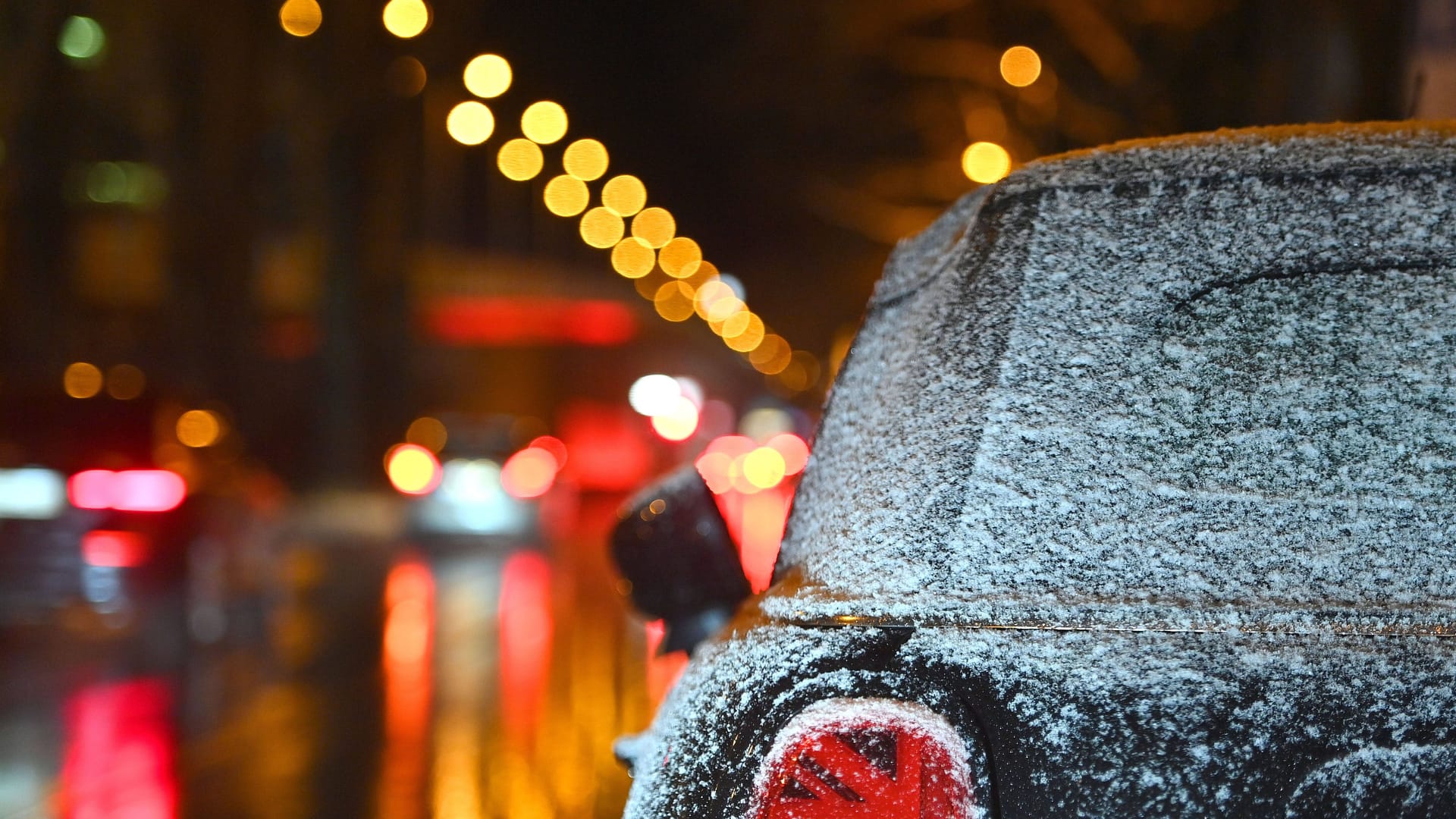 Ein mit Schnee bedecktes Auto in München (Archivbild): Der Deutsche Wetterdienst warnt vor Glätte und Frost.