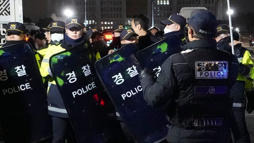 Seoul: Polizisten sperren das Parlament ab.