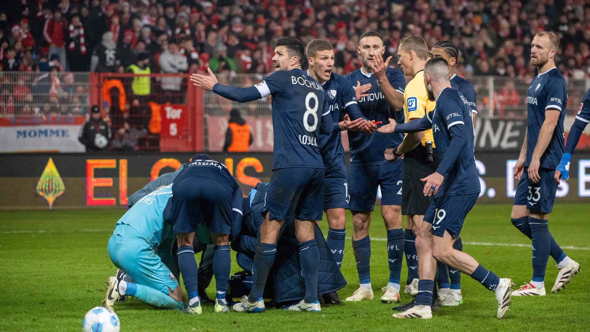 Die VfL Bochum-Spieler in Aufruhr: Der Union-Fan hat ein Stadionverbot von drei Jahren erhalten.