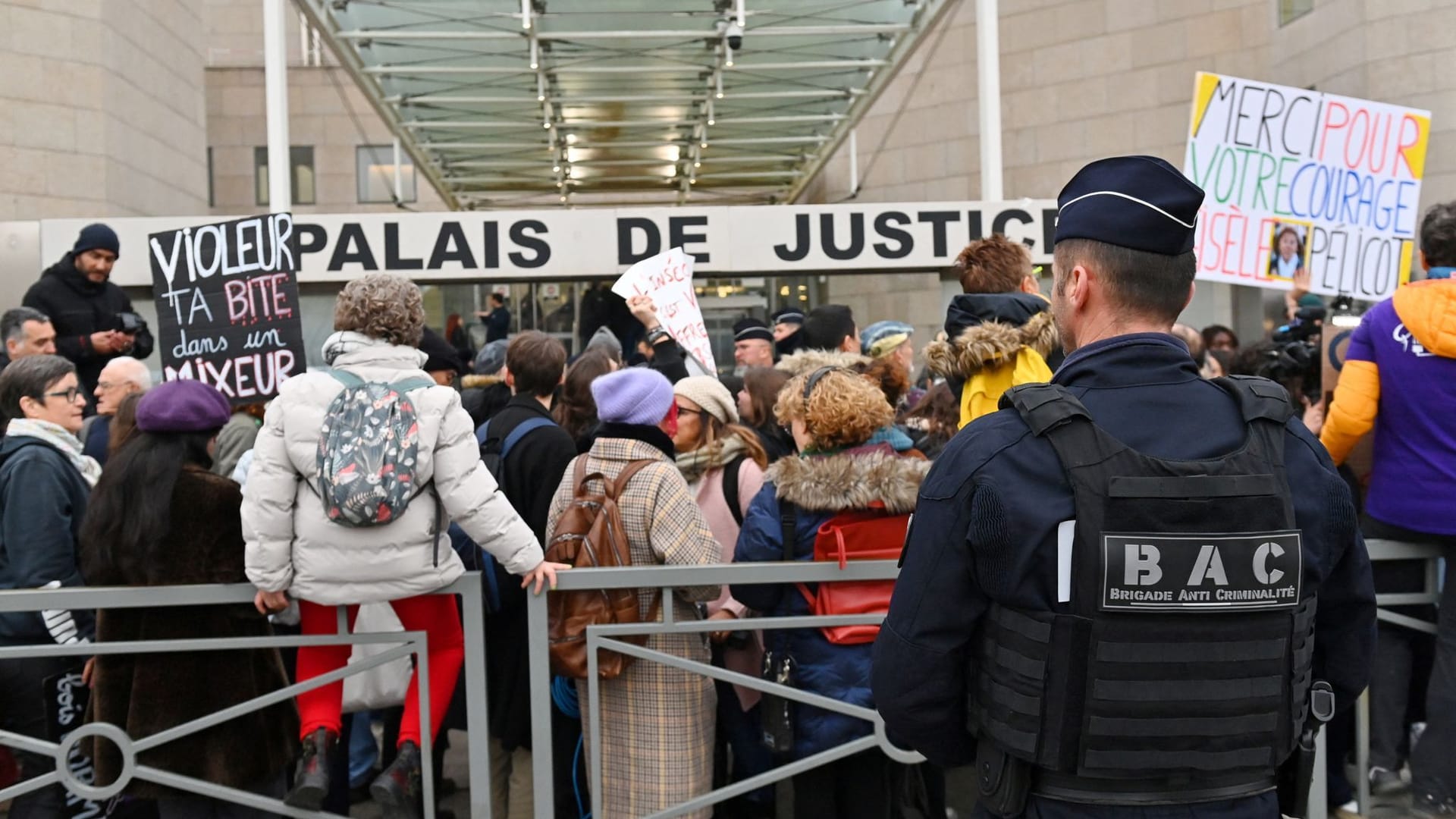 Riesiger Andrang vor dem Gericht: Zahlreiche Menschen applaudierten am Morgen Gisèle Pelicot und dankten ihr für ihren Mut.