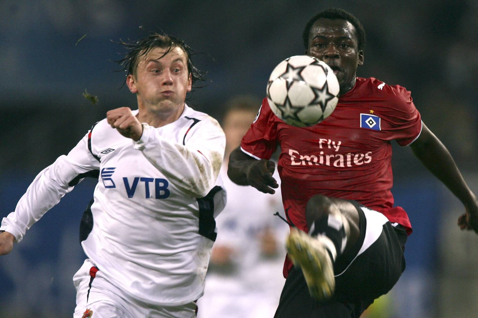 Ivica Olic (l.) und Timothée Atouba waren Ende 2006 noch Gegner: Im Januar 2007 wechselte der Stürmer von ZSKA Moskau zum HSV.