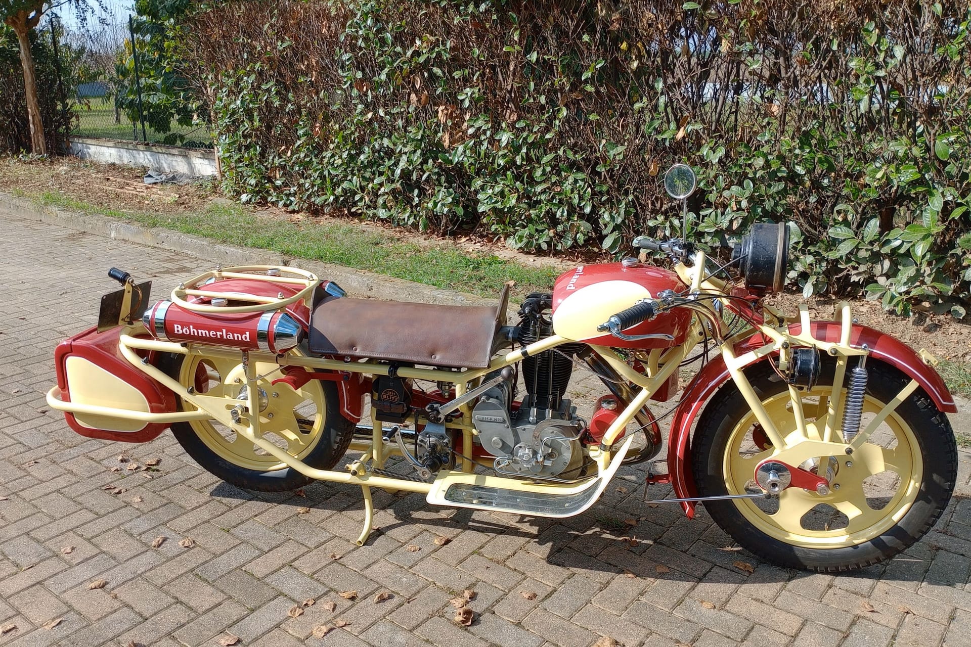 Legendäres Motorrad mit 3,10 Metern Länge: Noch bis Ende Dezember ist diese historische Böhmerland aus dem Jahr 1931 bei Catawiki zur Auktion eingestellt.