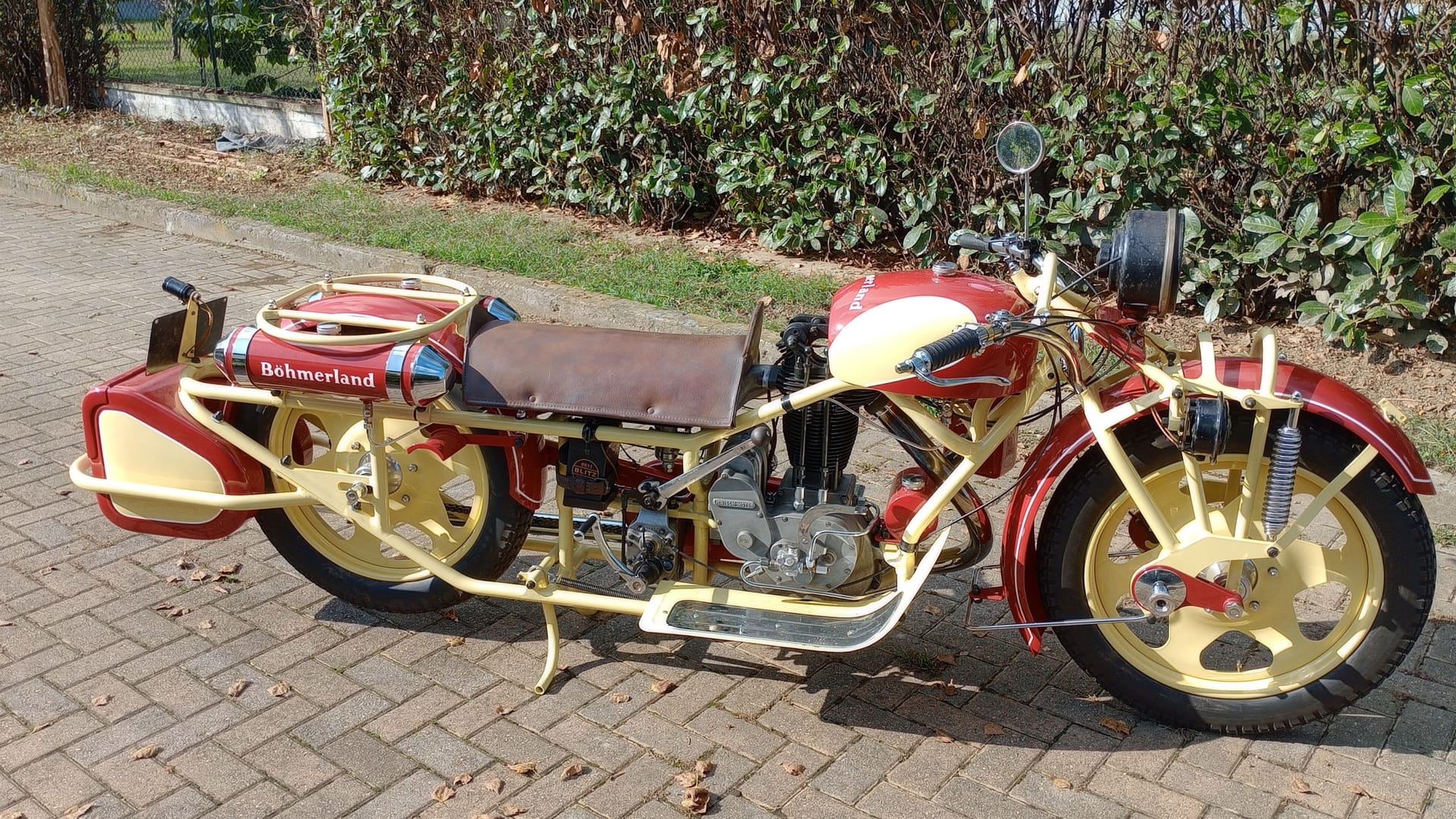 Legendäres Motorrad mit 3,10 Metern Länge: Noch bis Ende Dezember ist diese historische Böhmerland aus dem Jahr 1931 bei Catawiki zur Auktion eingestellt.