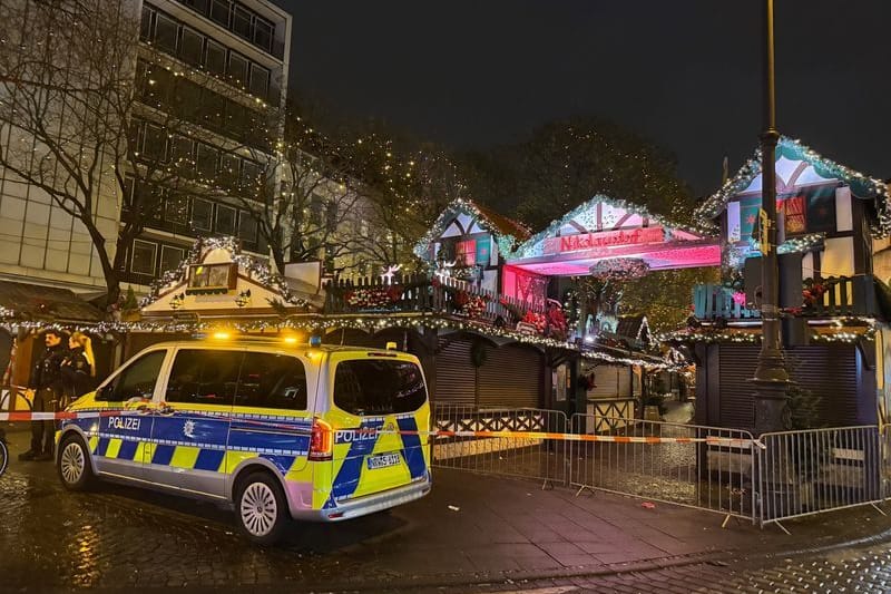 Einsatzkräfte der Polizei sind am Weihnachstmarkt auf dem Rudolfplatz im Einsatz.