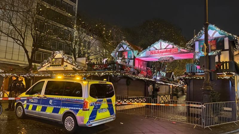 Einsatzkräfte der Polizei sind am Weihnachstmarkt auf dem Rudolfplatz im Einsatz.