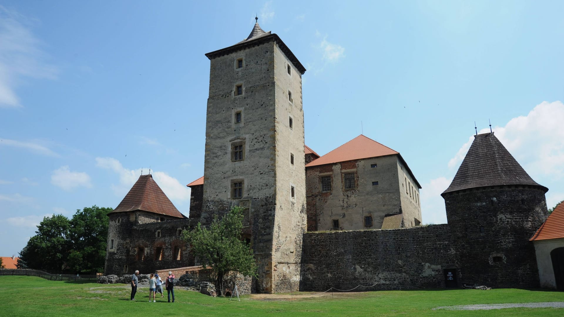 Die Burg Svihov (deutsch Schwihau): Die Anlage aus dem 15. Jahrhundert liegt in Svihov im Okres Klatovy, in Tschechien. Im Film "Drei Haselnüsse für Aschenbrödel" lebte hier die böse Schwiegermutter mit Tochter und Stieftochter.