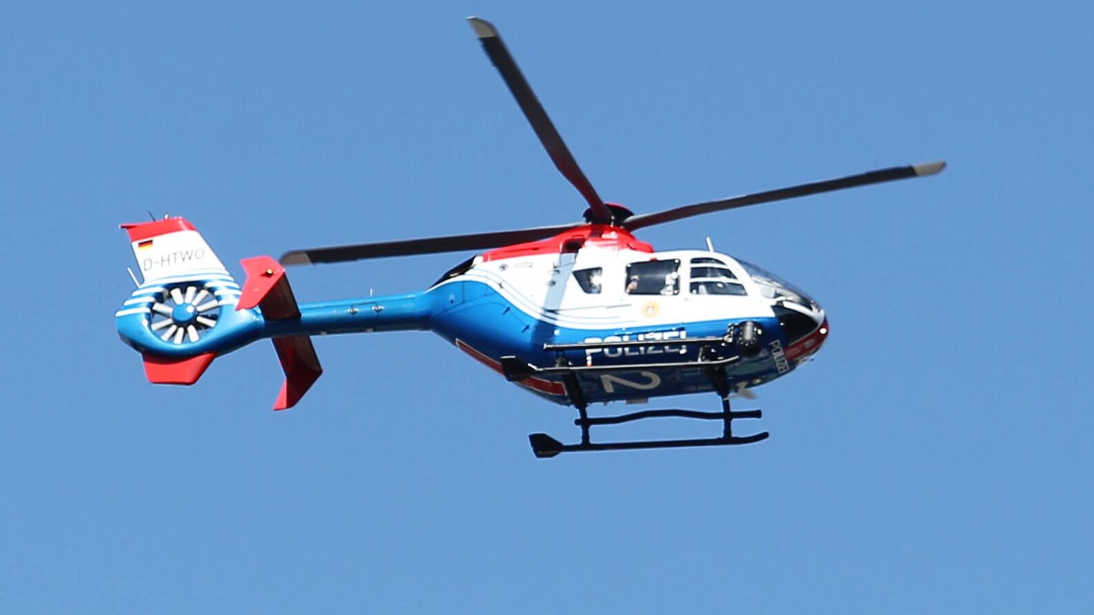 Ein Hubschrauber der Polizei kreist über Hamburg (Symbolbild): Am Montagabend lief eine Großfahndung nach einem entflohenen Straftäter.