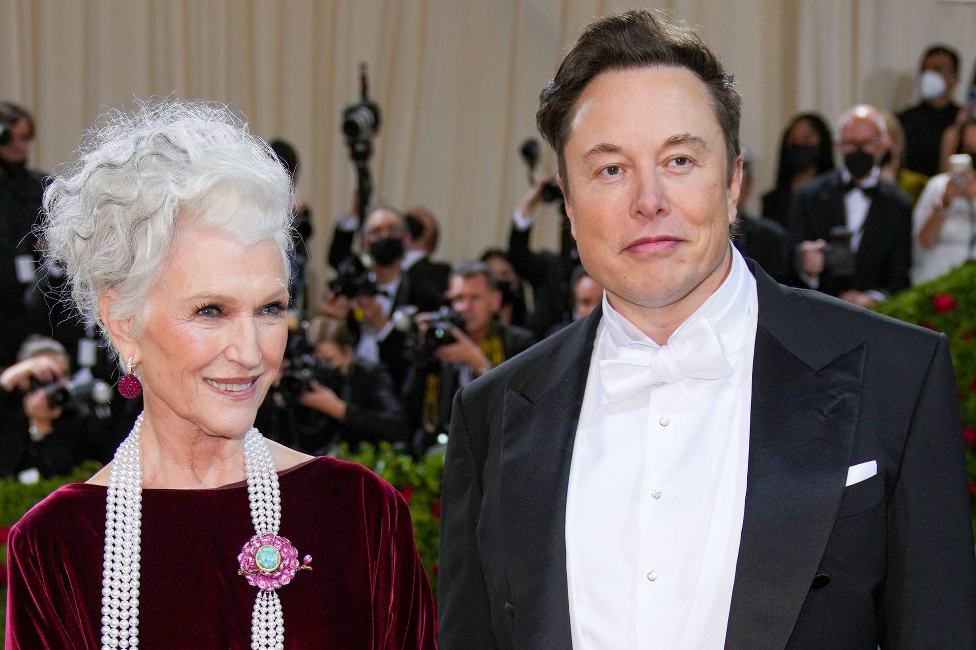 Elon (r) und Maye Musk (Archivbild): Die Mutter des Milliardärs ist in China beliebt.