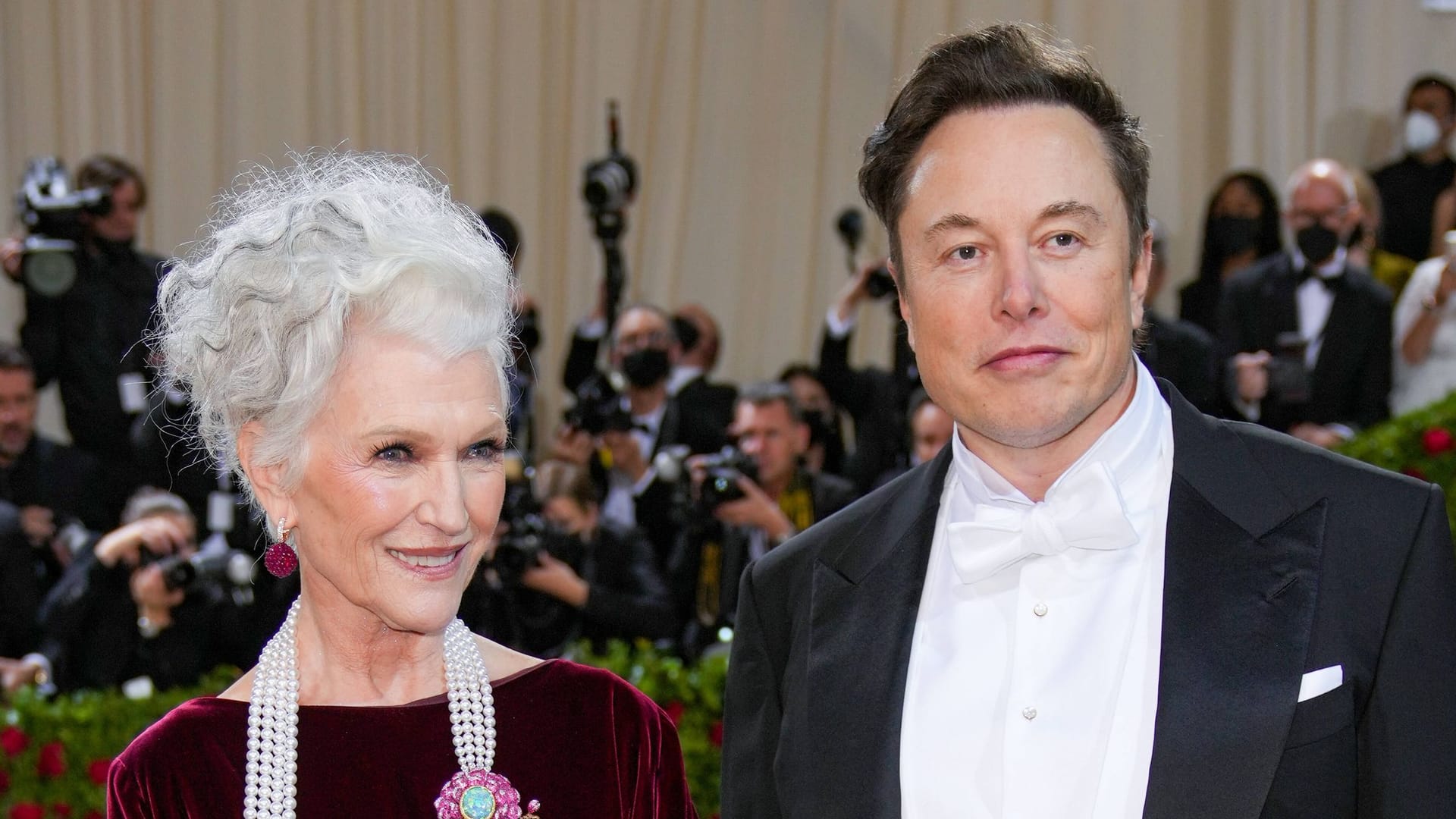 Elon (r) und Maye Musk (Archivbild): Die Mutter des Milliardärs ist in China beliebt.