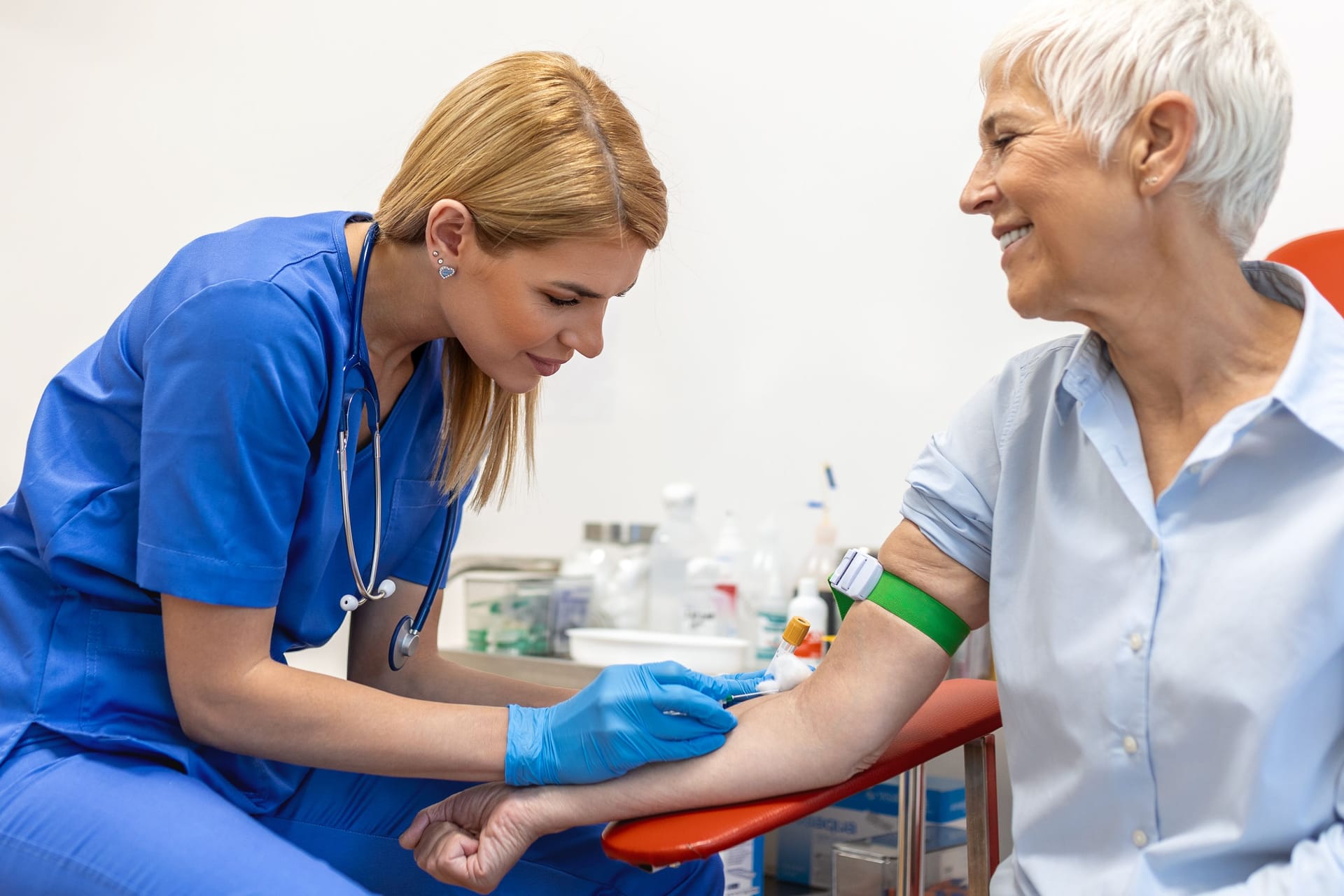 Eine Frau bekommt Blut abgenommen