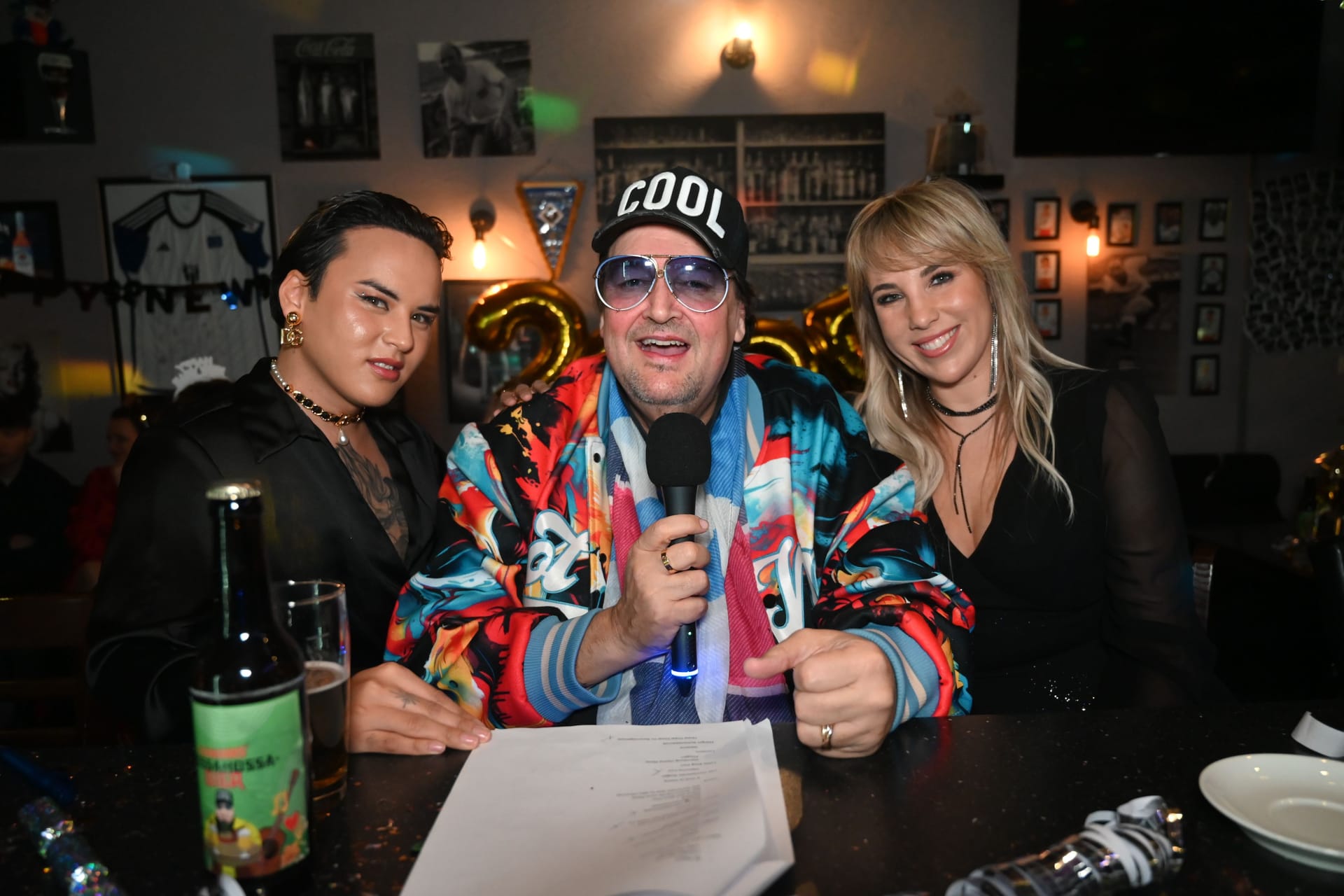 Andreas Ellermann (Mitte) mit Annemarie Eilfeld (rechts) und Jeldos Stecker: Sie sorgen bei Hamburg1 mit "Ellermann’s Silvesterknaller“ für Stimmung.