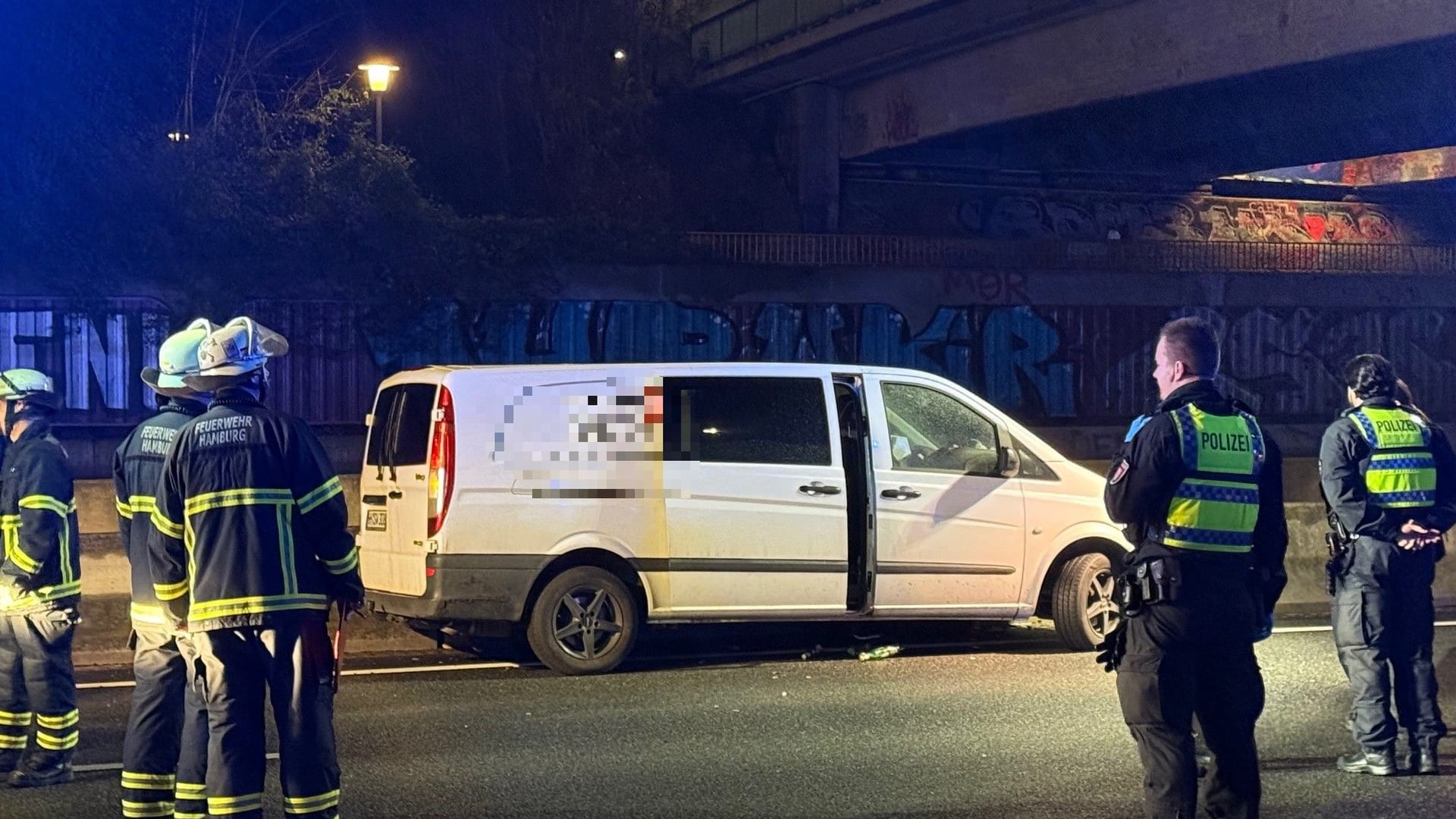 Polizisten an dem verunglückten Transporter: Der Fahrer des Wagens verstarb ersten Informationen zufolge an der Unfallstelle.