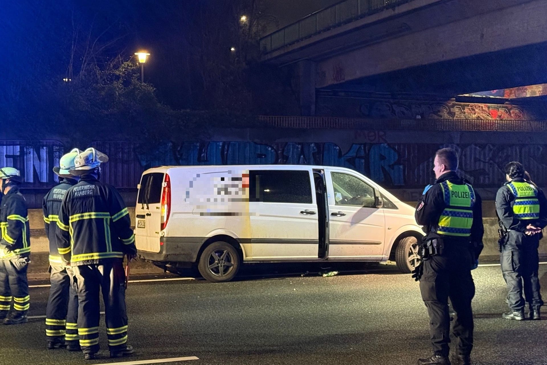 Polizisten an dem verunglückten Transporter: Der Fahrer des Wagens verstarb ersten Informationen zufolge an der Unfallstelle.