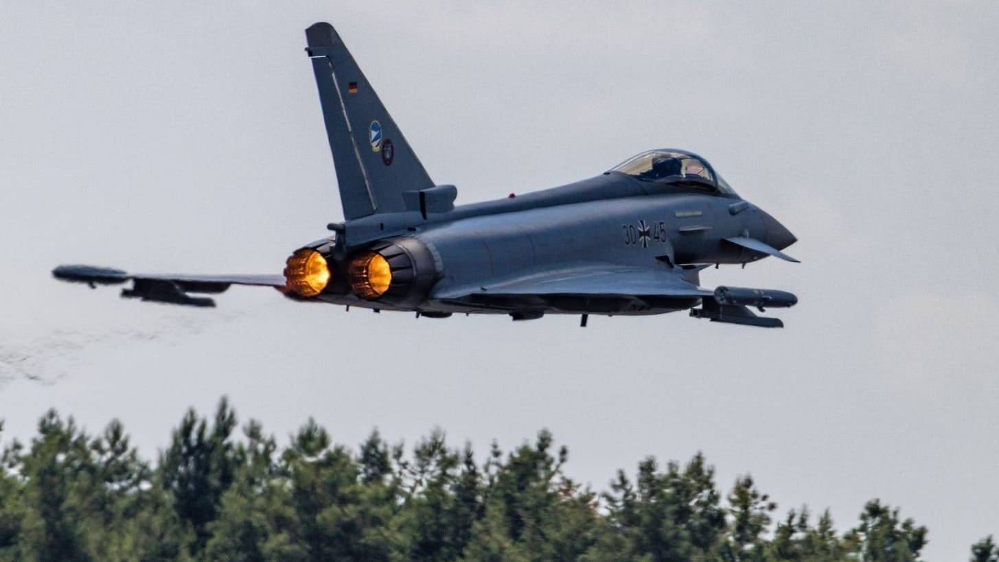 Eurofighter über dem Bundeswehr-Fliegerhorst Holzdorf in Brandenburg.