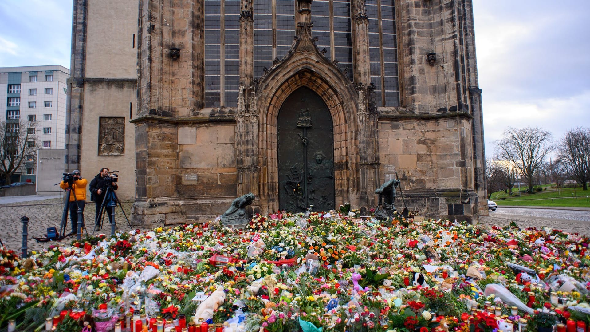 Magdeburg: Blumen, Kerzen und Kuscheltiere liegen vor dem Portal der Johanniskirche. Am 20. Dezember 2024 ist auf dem Weihnachtsmarkt in Magdeburg ein Autofahrer in eine Menschengruppe gefahren. Es gab mehrere Tote und Verletzte.