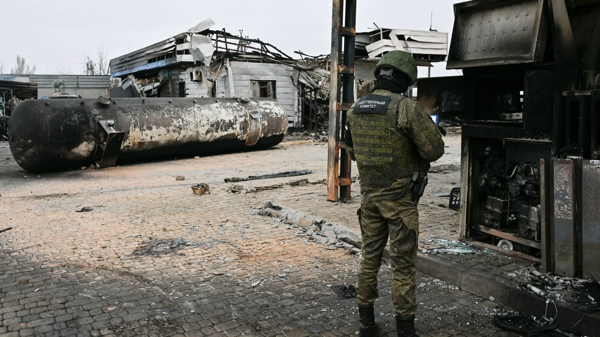 Tokmak: Ein russischer Soldat steht nach einem Drohnenangriff an einer Tankstelle.