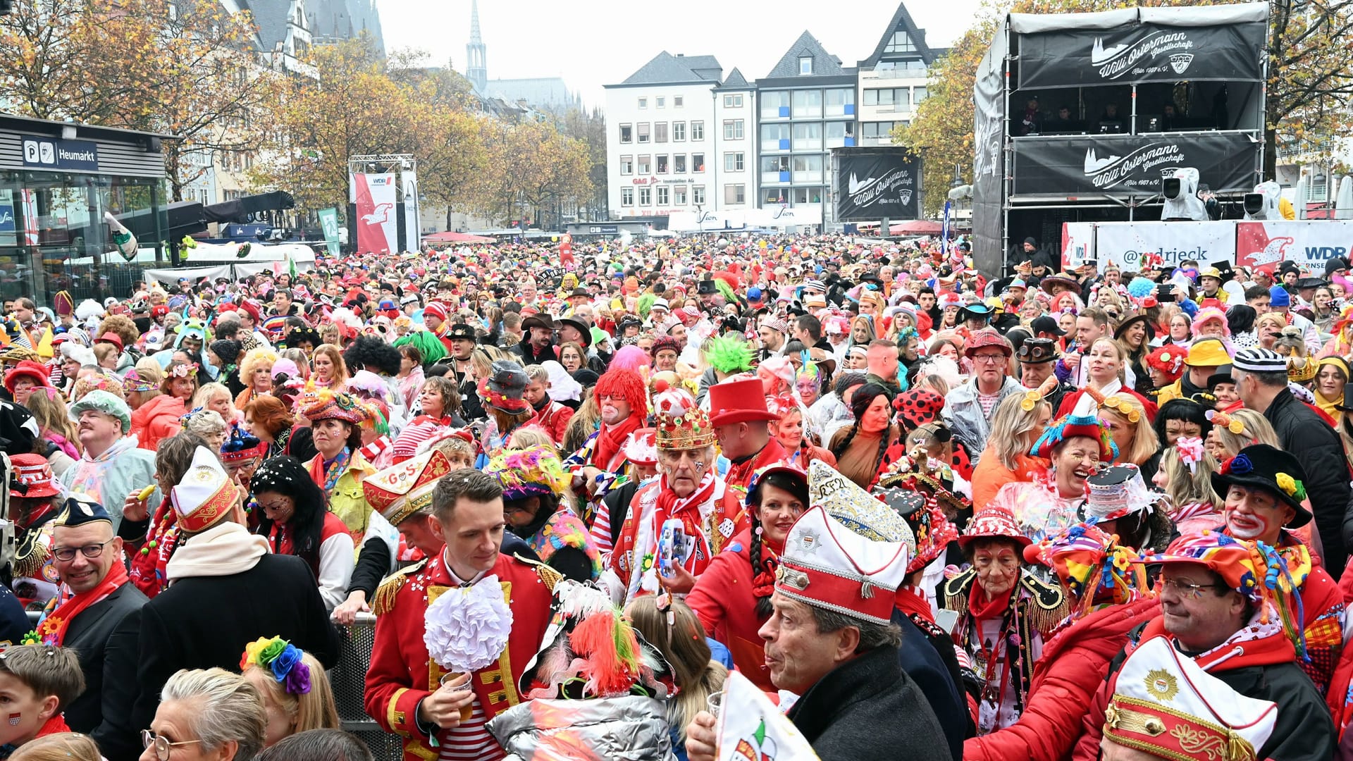 Karnevalisten vor der Bühne auf dem Heumarkt (Symbolfoto): Jürgen Hoppe zählte jahrzehntelang zu den einflussreichen Köpfen hinter den Kulissen des Karnevals.