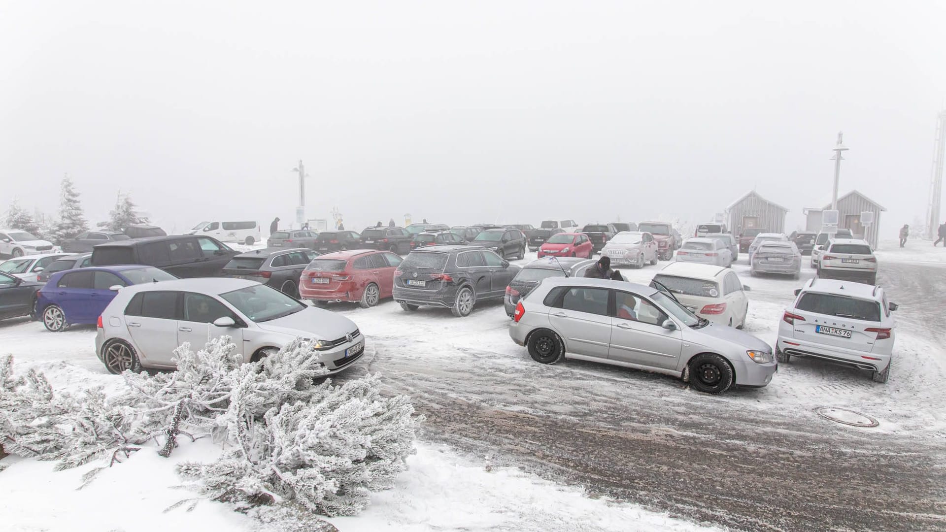 Volle Parkplätze auf dem Fichtelberg.