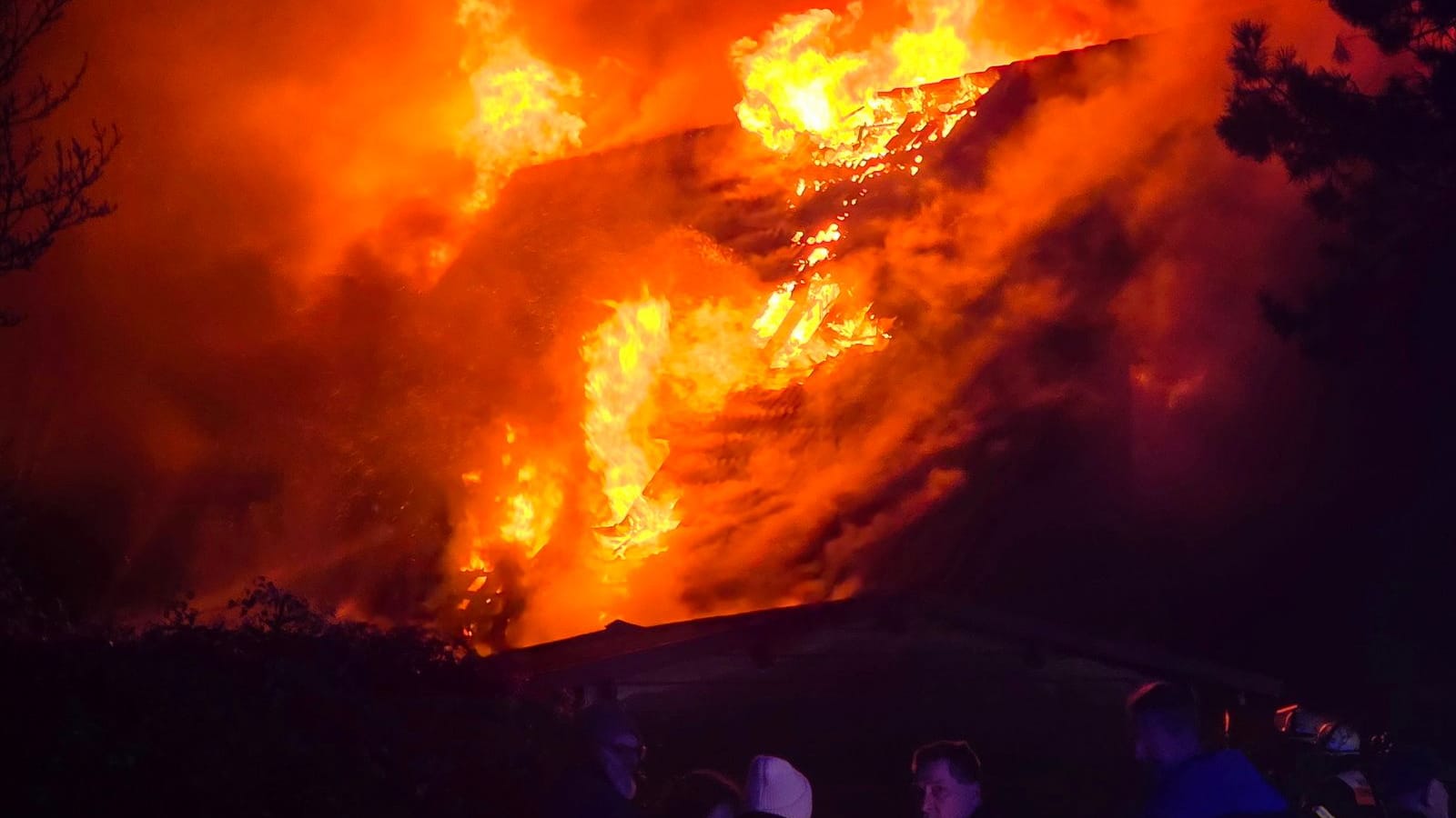 Einfamilienhaus in Flammen: In Hamburg-Schnelsen kämpfen Feuerwehrleute gegen einen Brand.