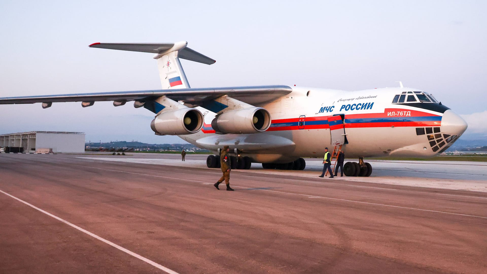 Eine russische Transportmaschine vom Typ Iljuschin Il-76 landet in Latakia (Archivbild): Bringt Russland bereits Kriegsgerät aus Syrien heraus?