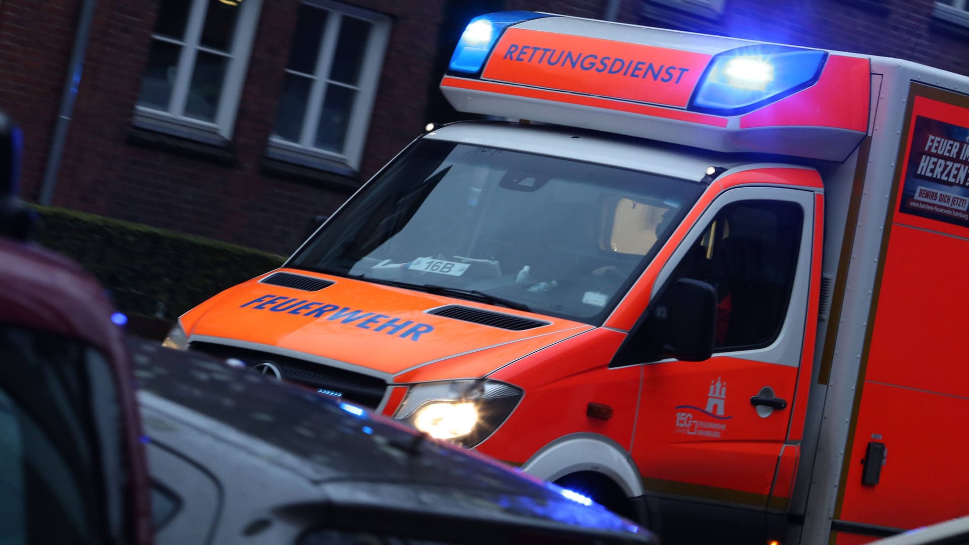 Ein Rettungswagen der Hamburger Feuerwehr im Einsatz (Symbolbild): In Horn wurde ein 38 Jahre alter Mann bei einem Unfall getötet.