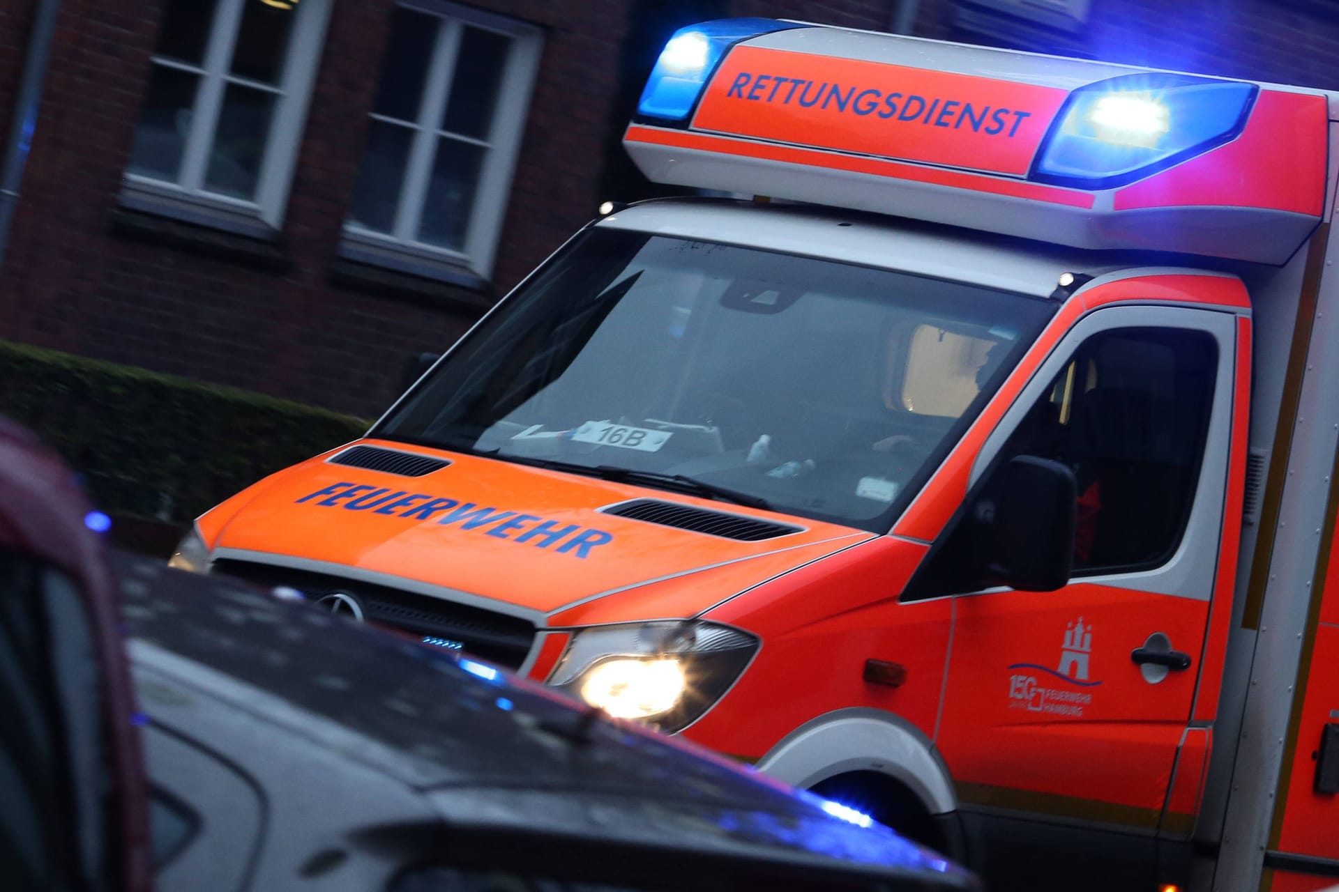 Ein Rettungswagen der Hamburger Feuerwehr im Einsatz (Symbolbild): In Horn wurde ein 38 Jahre alter Mann bei einem Unfall getötet.