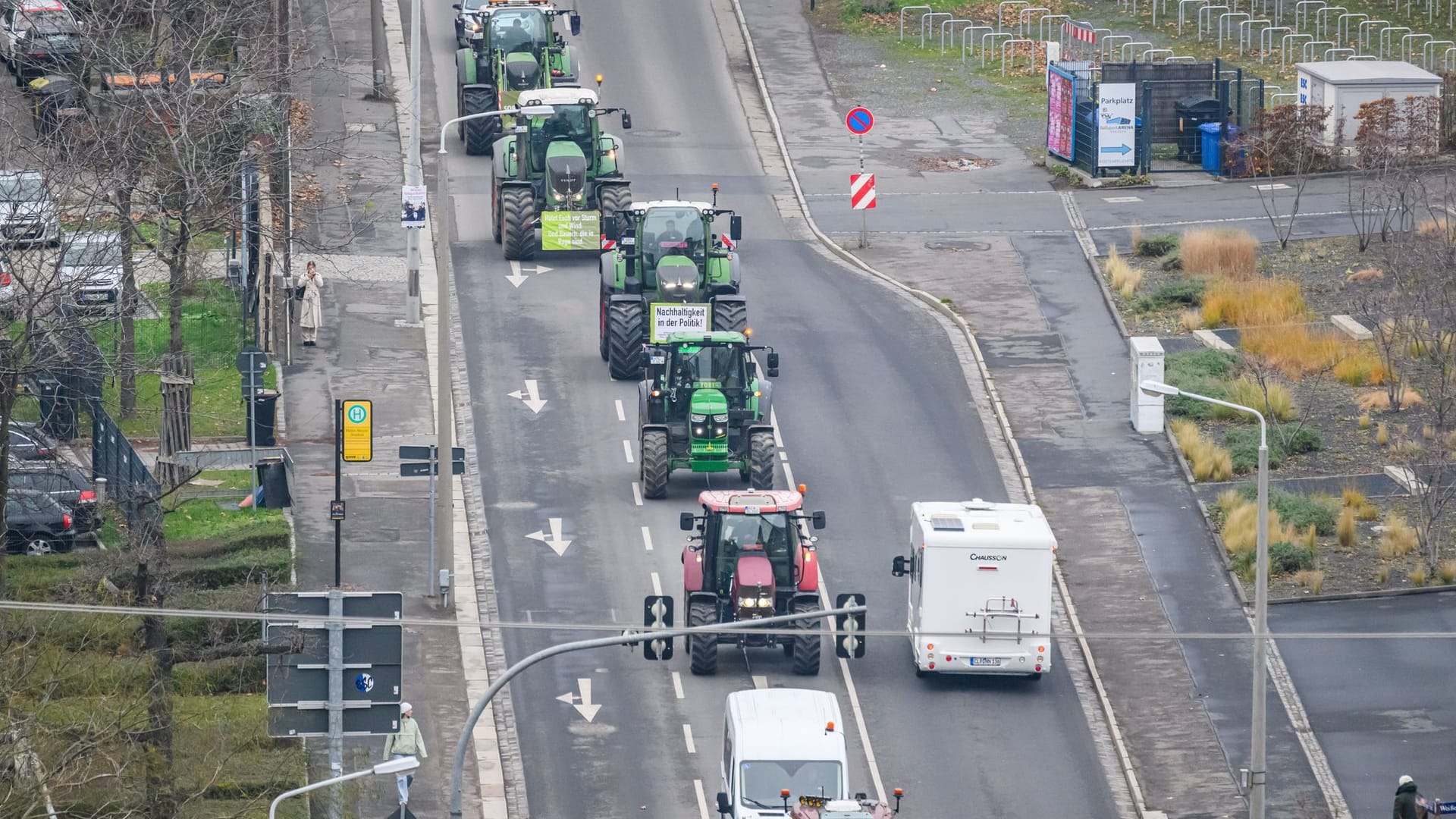 Sächsische Landwirte fahren mit Traktoren auf der Magdeburger Straße zum Landtag, um ein Protestschreiben an die Staatsregierung zu übergeben. Die Landwirte fordern die Neuverhandlung des Mercosur-Abkommens und die Einführung einer verpflichtenden Herkunftskennzeichnung für alle Lebensmittel.
