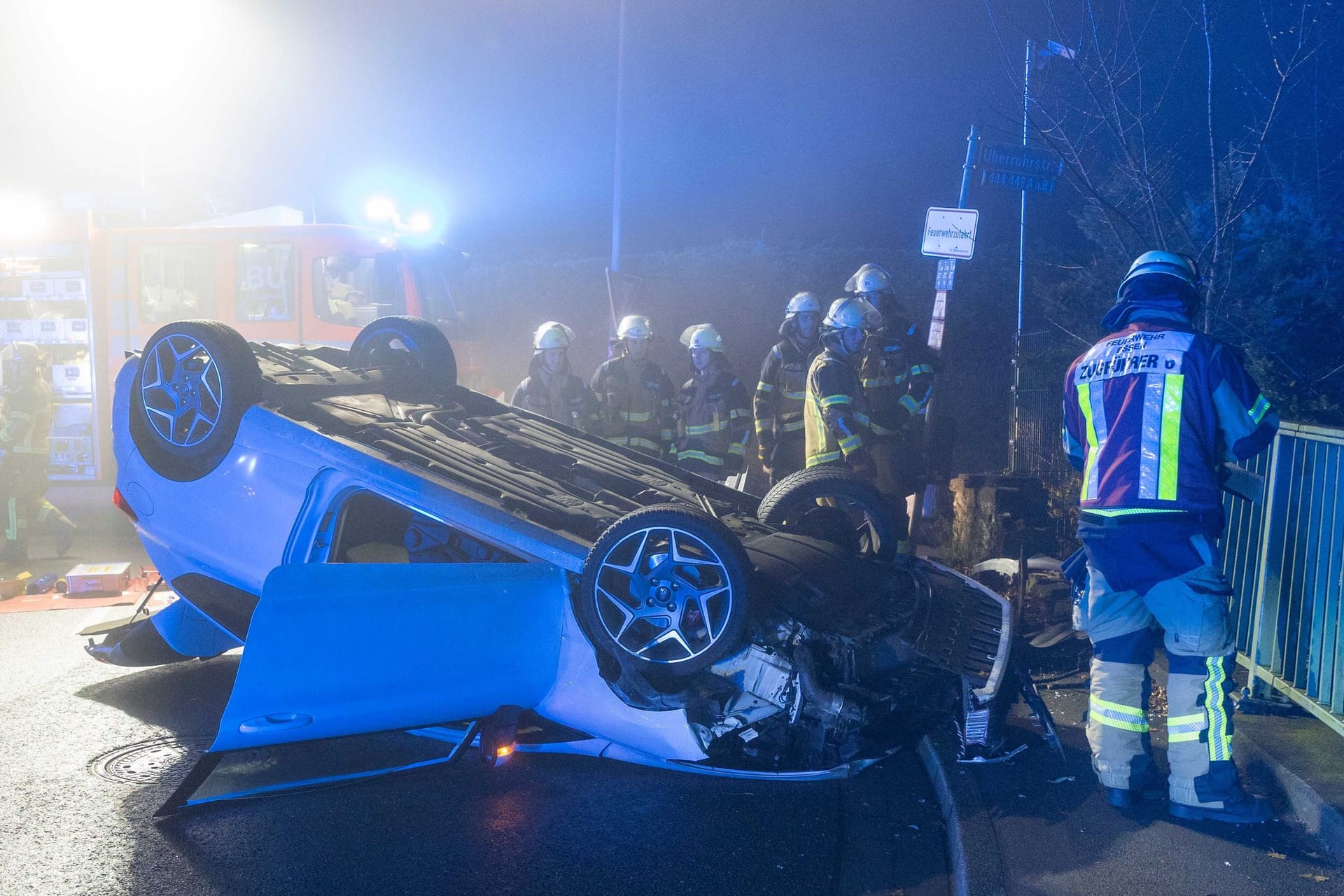 Rettungskräfte an dem verunglückten Auto an der Überruhrstraße.