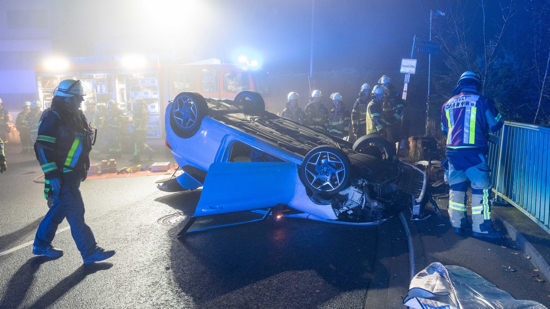 Rettungskräfte an dem verunglückten Auto an der Überruhrstraße.